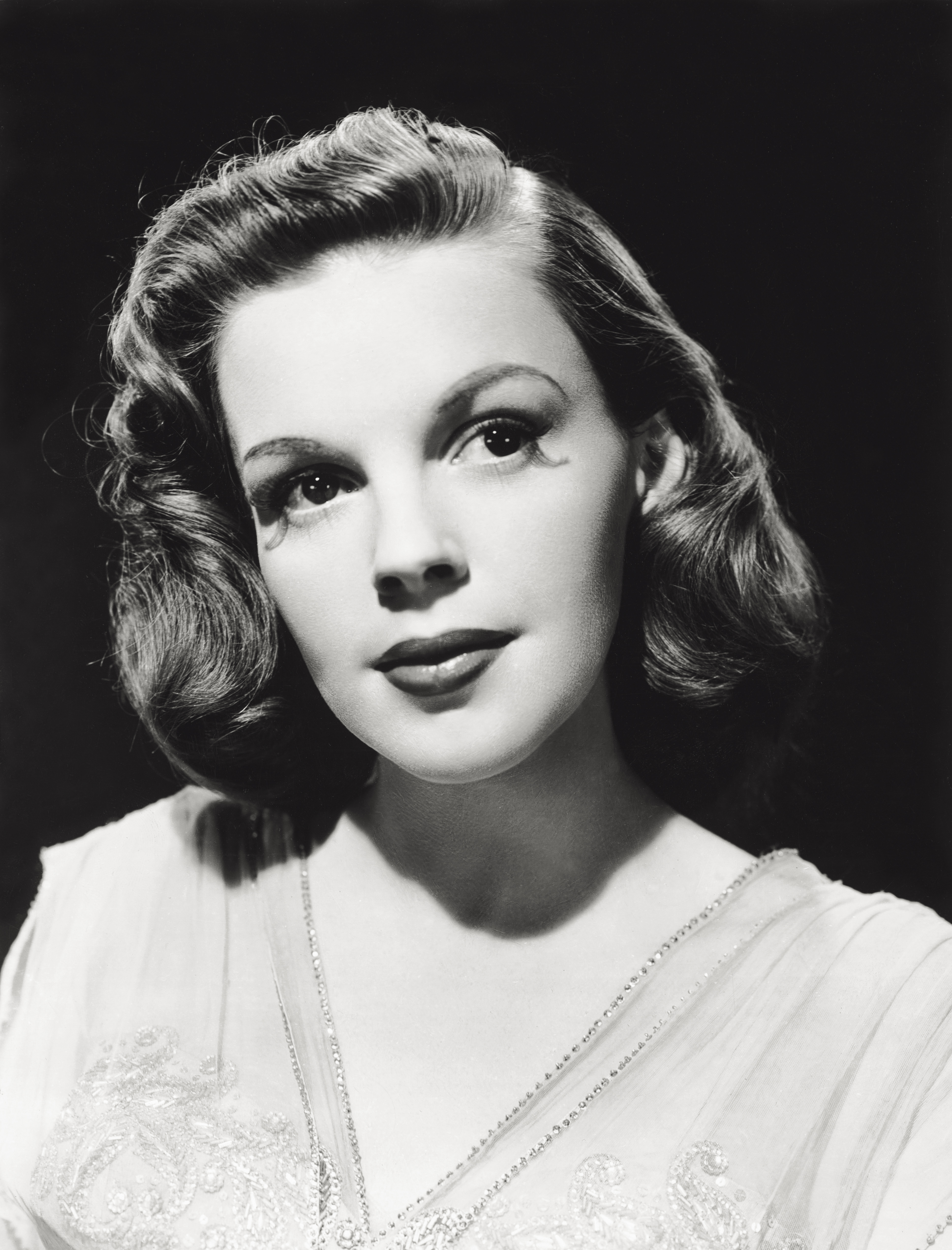 Close up of the actress Judy Garland. (Mondadori Portfolio—Mondadori/Getty Images)