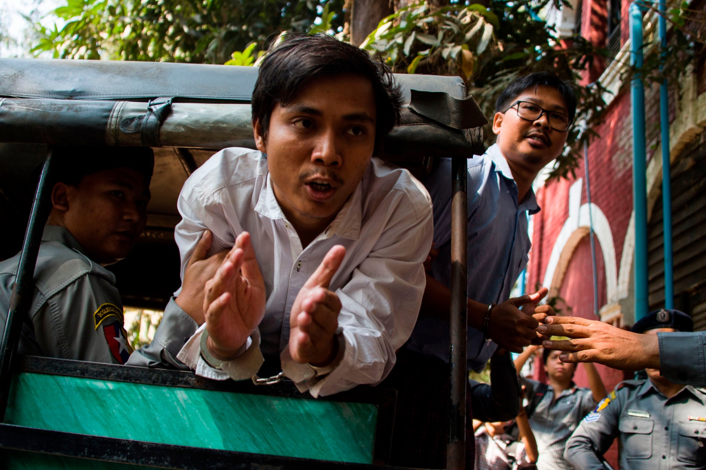 TOPSHOT-MYANMAR-BANGLADESH-UNREST-REFUGEE-MEDIA