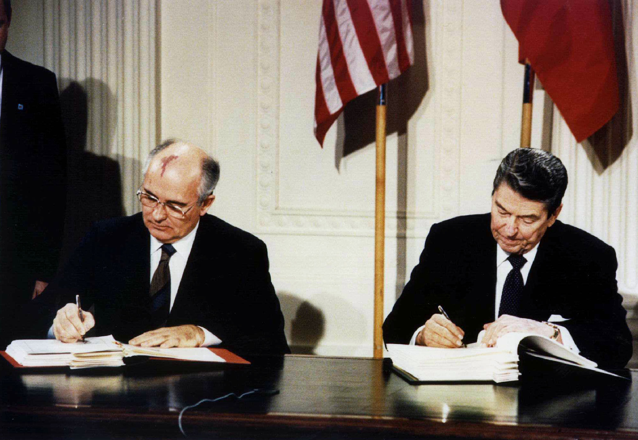 mikhail-gorbachev-ronald-reagan-nuclear-treaty