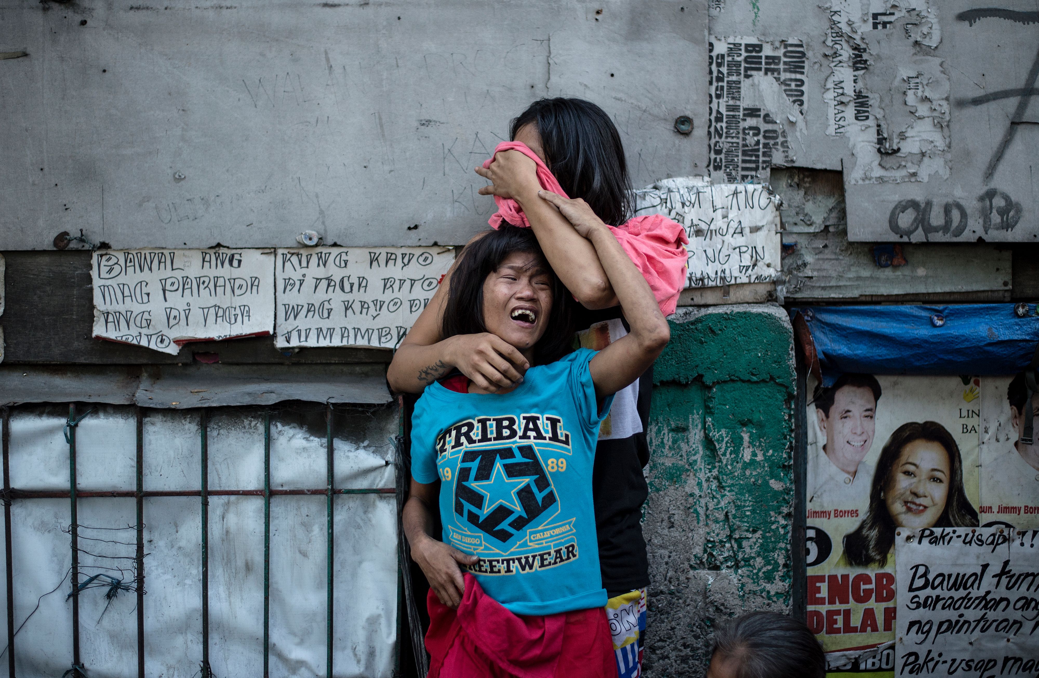 Analyn Roxas, 26, mourns with her sister after her partner, Valien Mendoza, a suspected drug dealer, was gunned down by unidentified assailants in Manila, March 7, 2017. (Noel Celis—AFP/Getty Images)