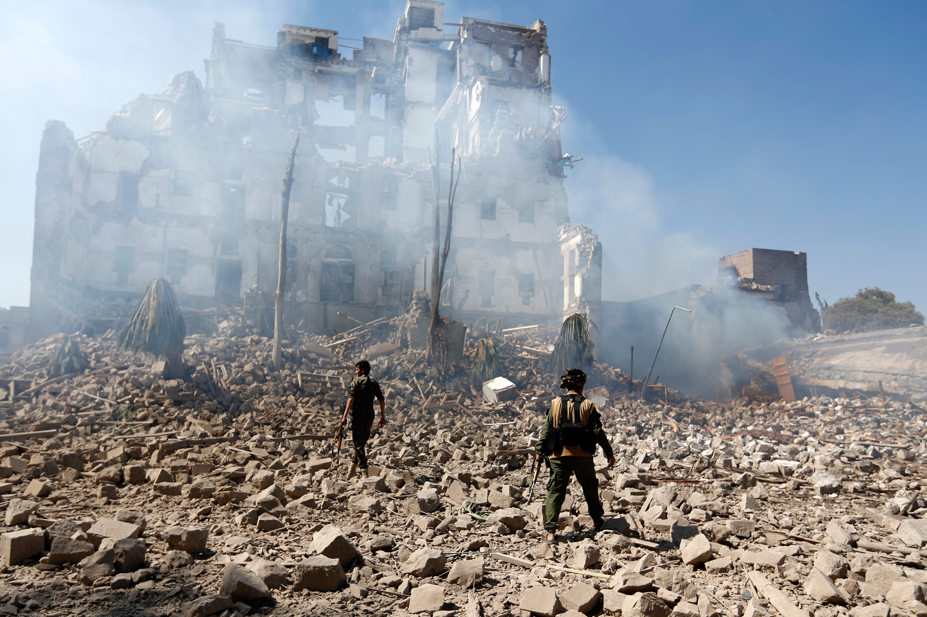 Houthi fighters inspect the site of a reported airstrike by the Saudi-led coalition that targeted Yemen’s presidential palace in Sana‘a on Dec. 5 (Mohammed Huwais—AFP/Getty Images)