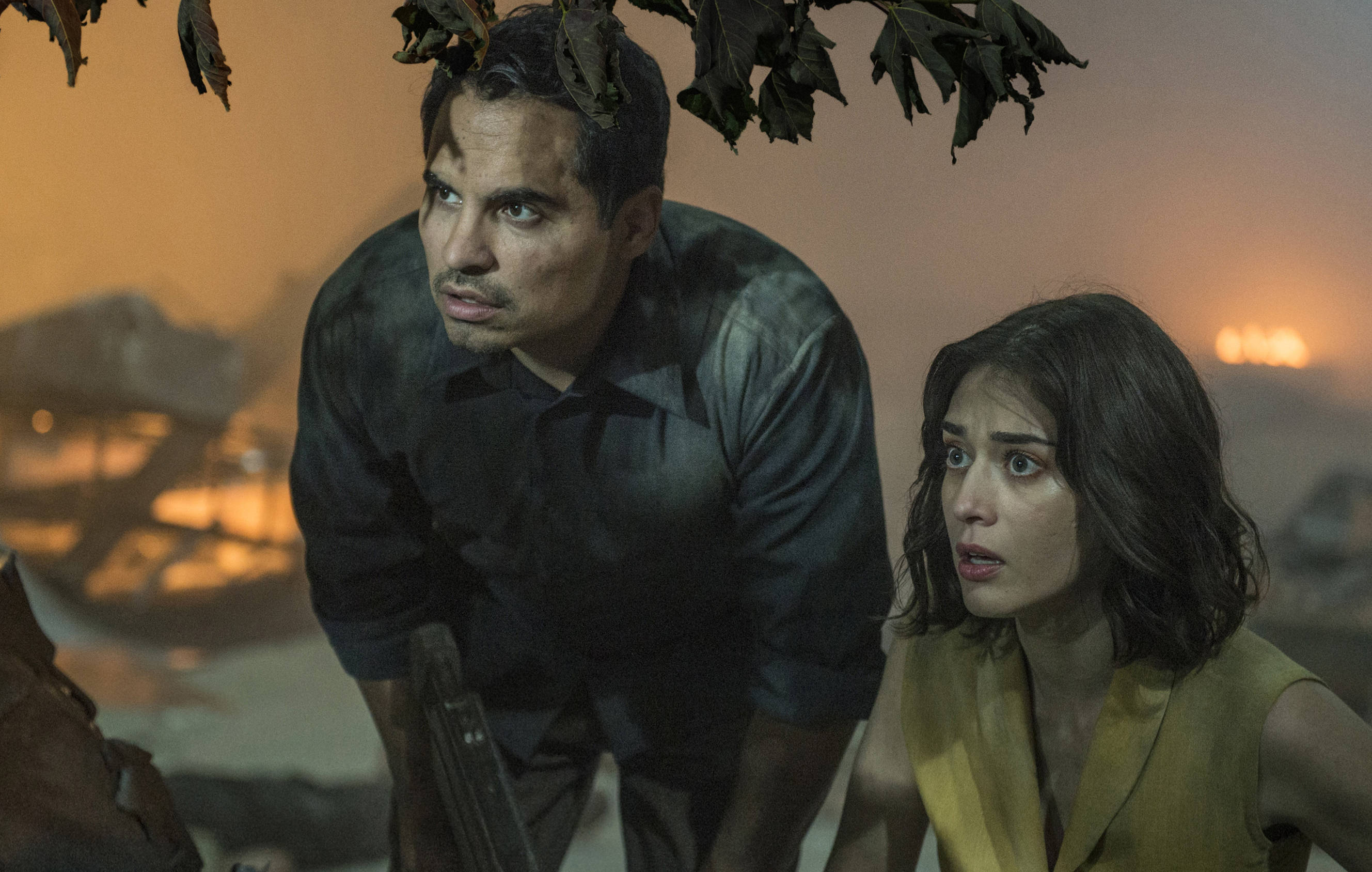 Michael Peña and Lizzy Caplan in <i>Extinction</i> (Aleksandar Letic—© Universal Pictures)