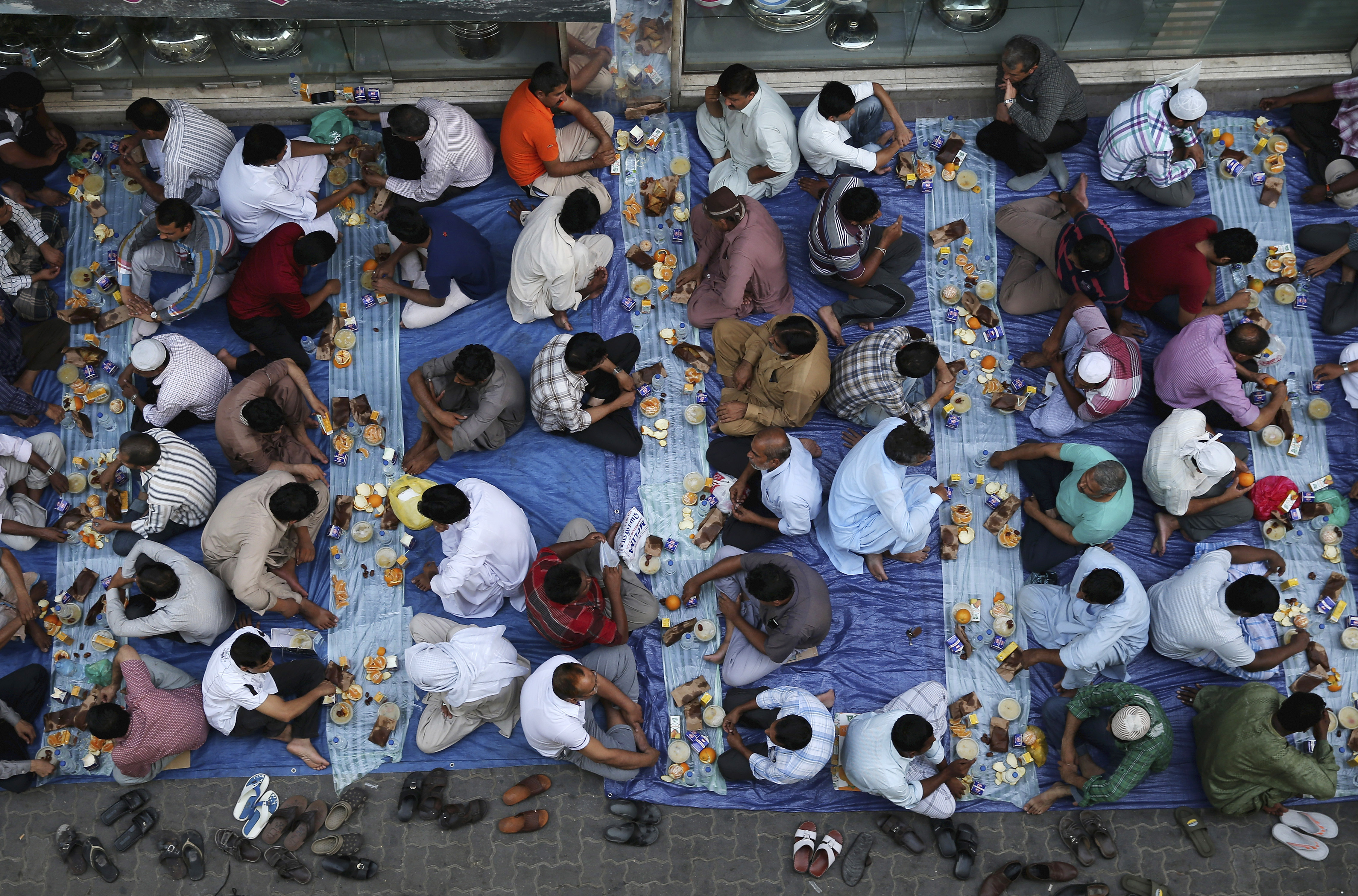 Мусульмане разговляются ифтаром во время священного месяца Рамадан в мечети Лута, Бур-Дубай, 1 июля 2014 года в Дубае, Объединенные Арабские Эмираты. (Франсуа Нель — Getty Images)