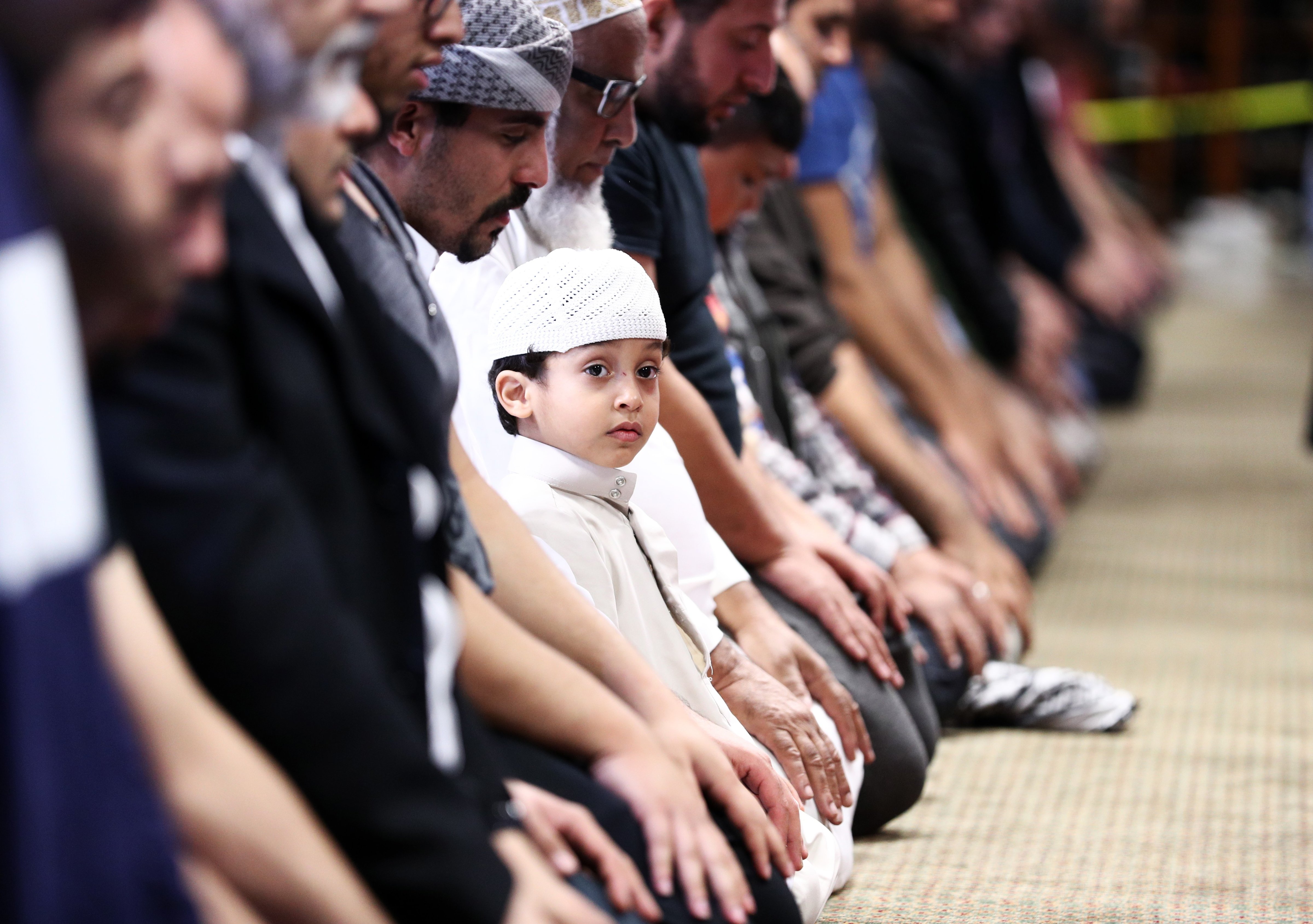 Мусульмане совершают первую молитву «Таравих» накануне священного для ислама месяца Рамадан в Чикагской мечети в Чикаго, США, 26 мая 2017 г. (Билгин С. Сасмаз—Агентство Анадолу/Getty Images)