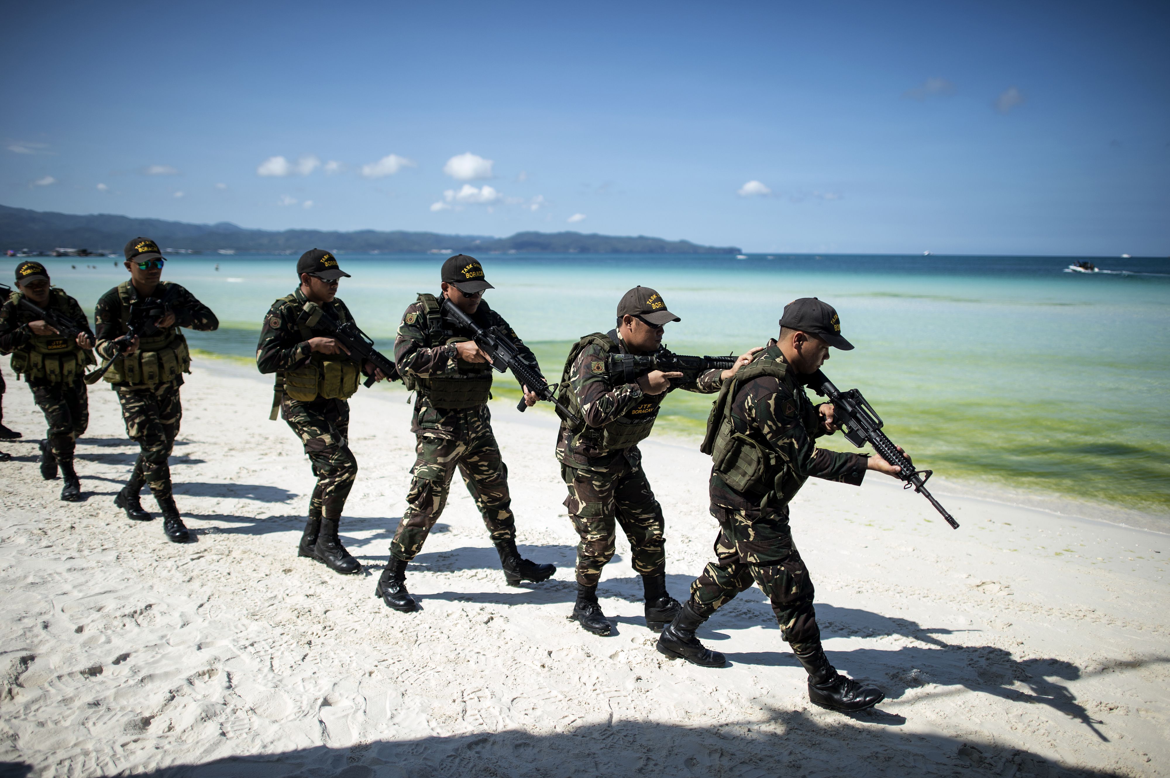 Policemen take part in a security measures exercise on the Philippine island of Boracay island on April 25, 2018. (NOEL CELIS—AFP/Getty Images)