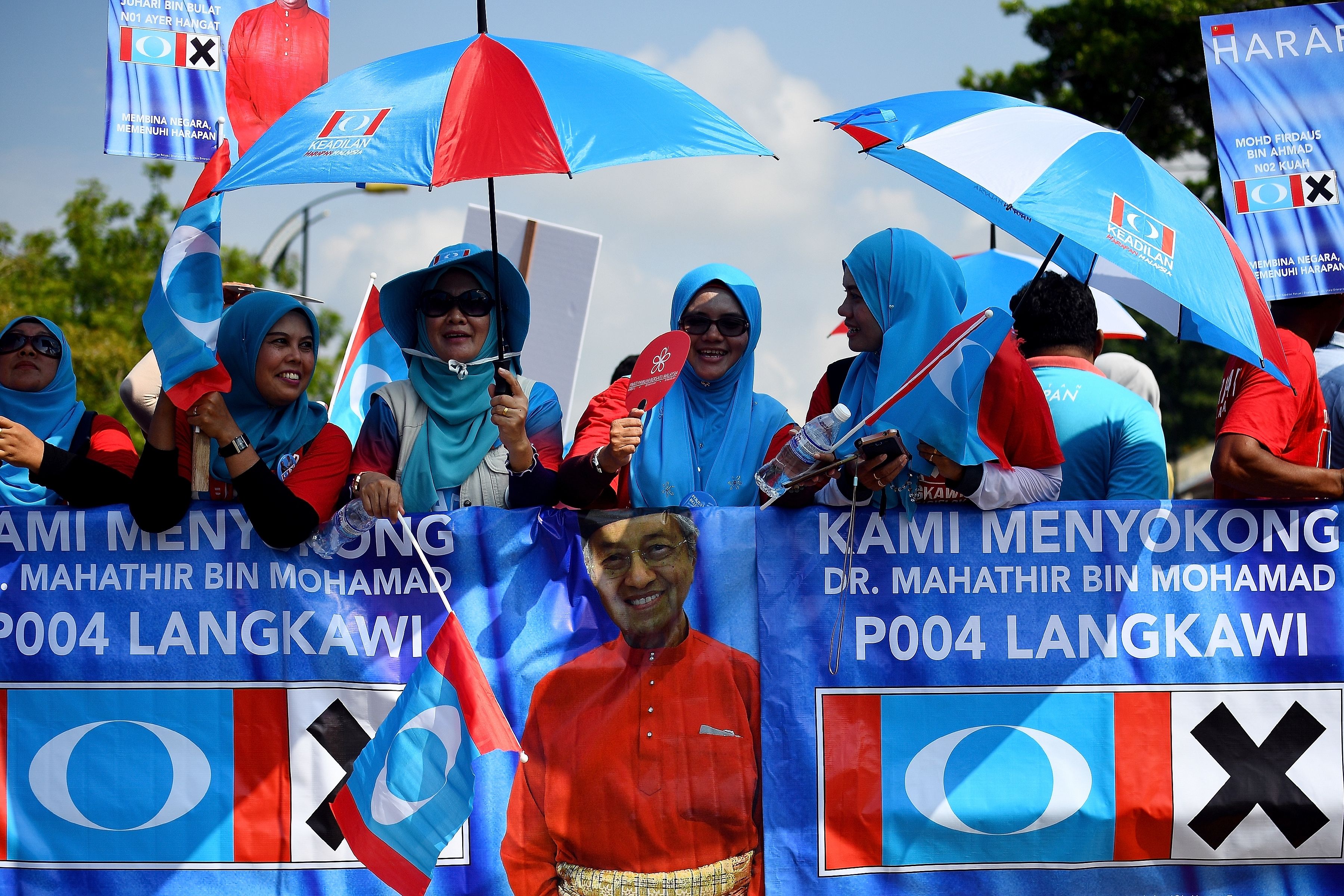Supporters of former Malaysian prime minister and opposition party Pakatan Harapan's prime ministerial candidate Mahathir Mohamad in Langkawi on April 28, 2018. (Manan Vatstatana—AFP/Getty Images)