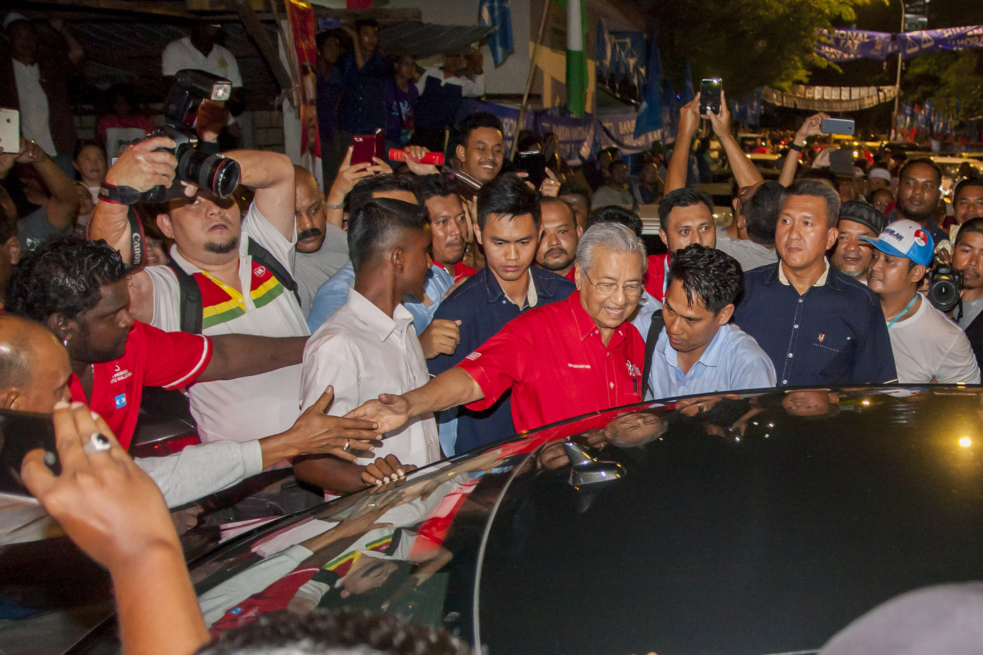 Dr Mahathir Mohamad the former Malaysian prime minister seen shaking hands with one supporter while leaving the Pakatan Harapan campaign rally at PPR Kerinchi, Kuala Lumpur. (SOPA Images/LightRocket/Getty Images)