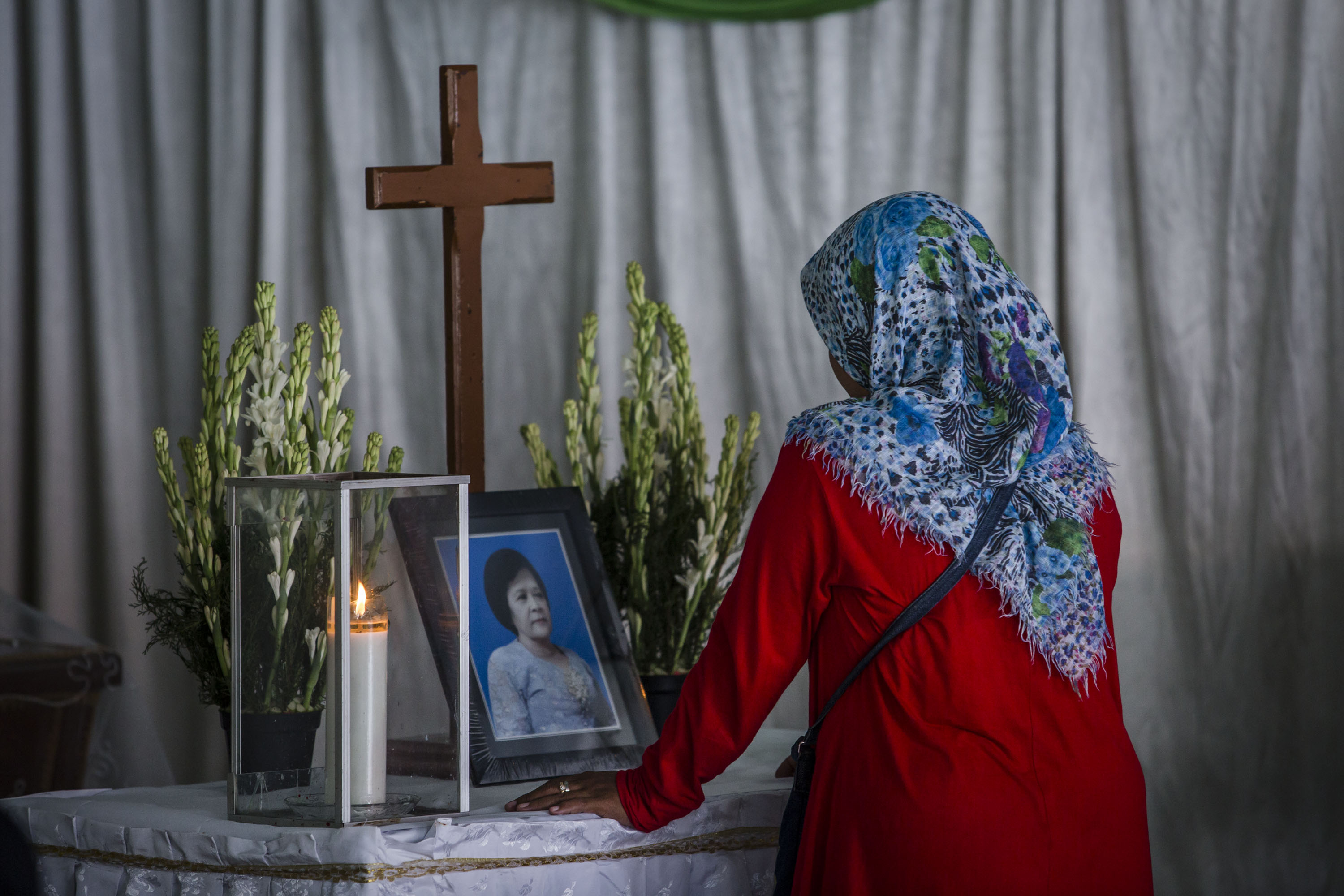 Yuliastuti, grieves in front coffin of Sri Puji, one of the victims killed at Surabaya Centre Pentecostal Church attack, following a blast at the church a day earlier on May 14, 2018 in Surabaya, Indonesia. (Ulet Ifansasti—Getty Images)