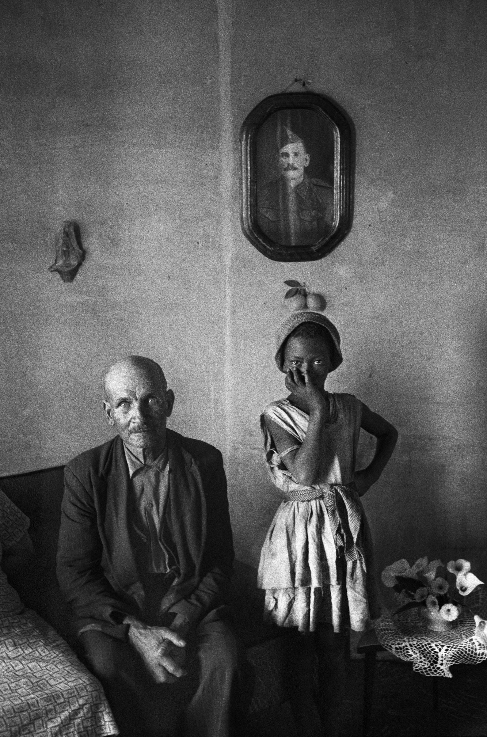 A plot-holder with the daughter of his servant, Wheatlands, Randfontein. September 1962 (David Goldblatt—Courtesy of the Goodman Gallery)