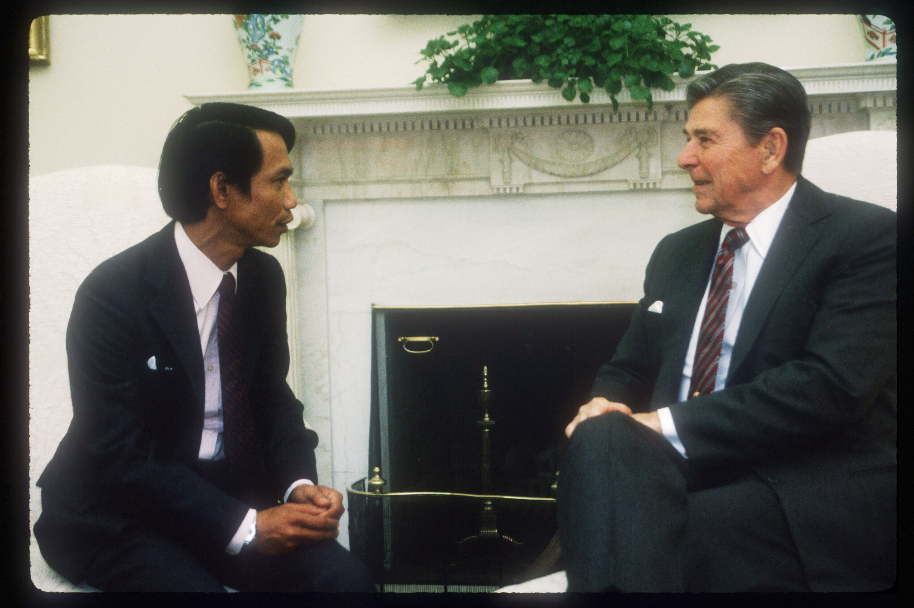 Dith Pran speaks with President Ronald Reagan May 24, 1985 in Washington, DC. (Dirck Halstead—Getty Images)