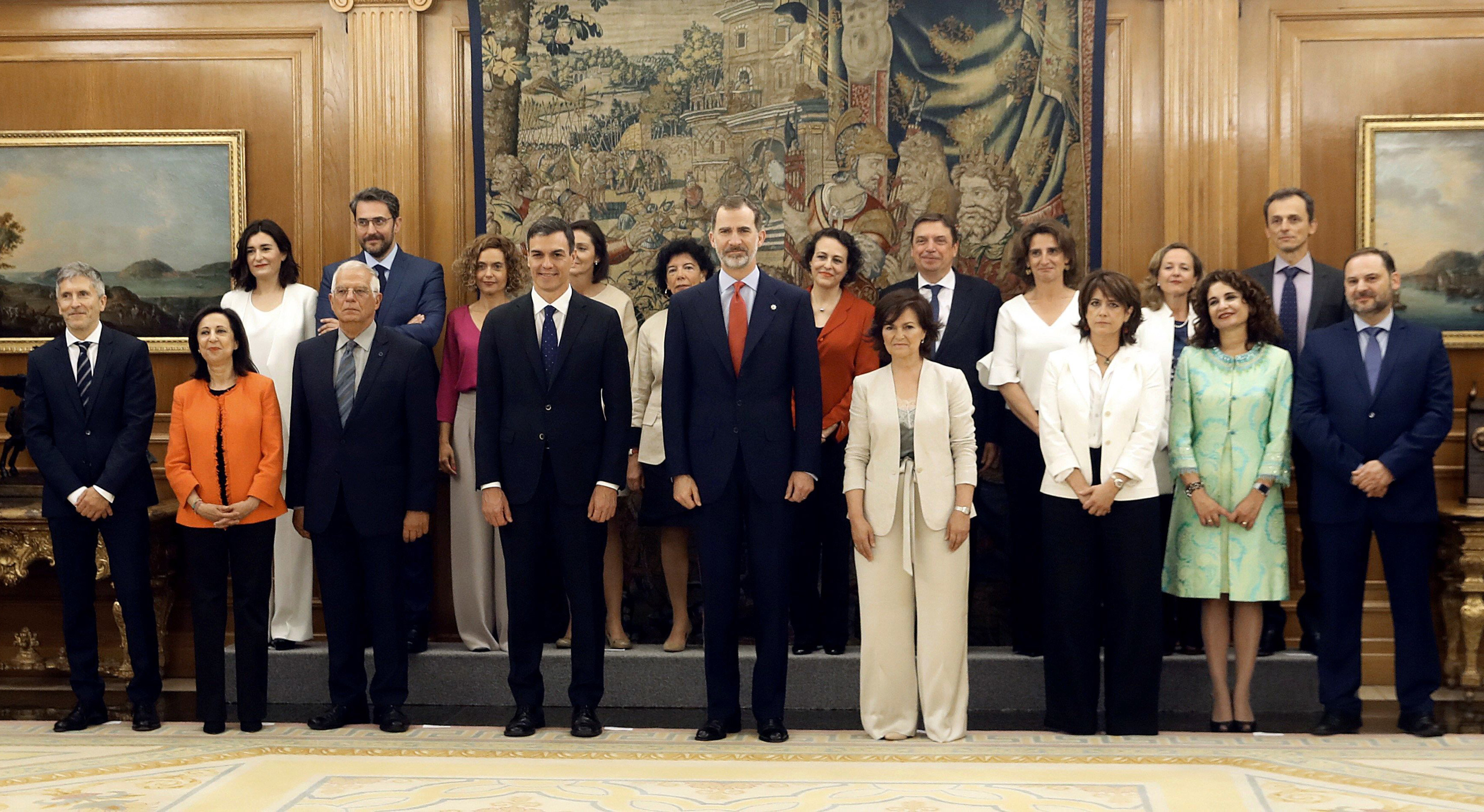 The new Spanish government's ministers pose with Spanish Prime Minister Pedro Sanchez (7L) and King Felipe VI (C) after taking oath of office at La Zarzuela palace in Madrid on June 7, 2018. (JAVIER LIZON—AFP/Getty Images)