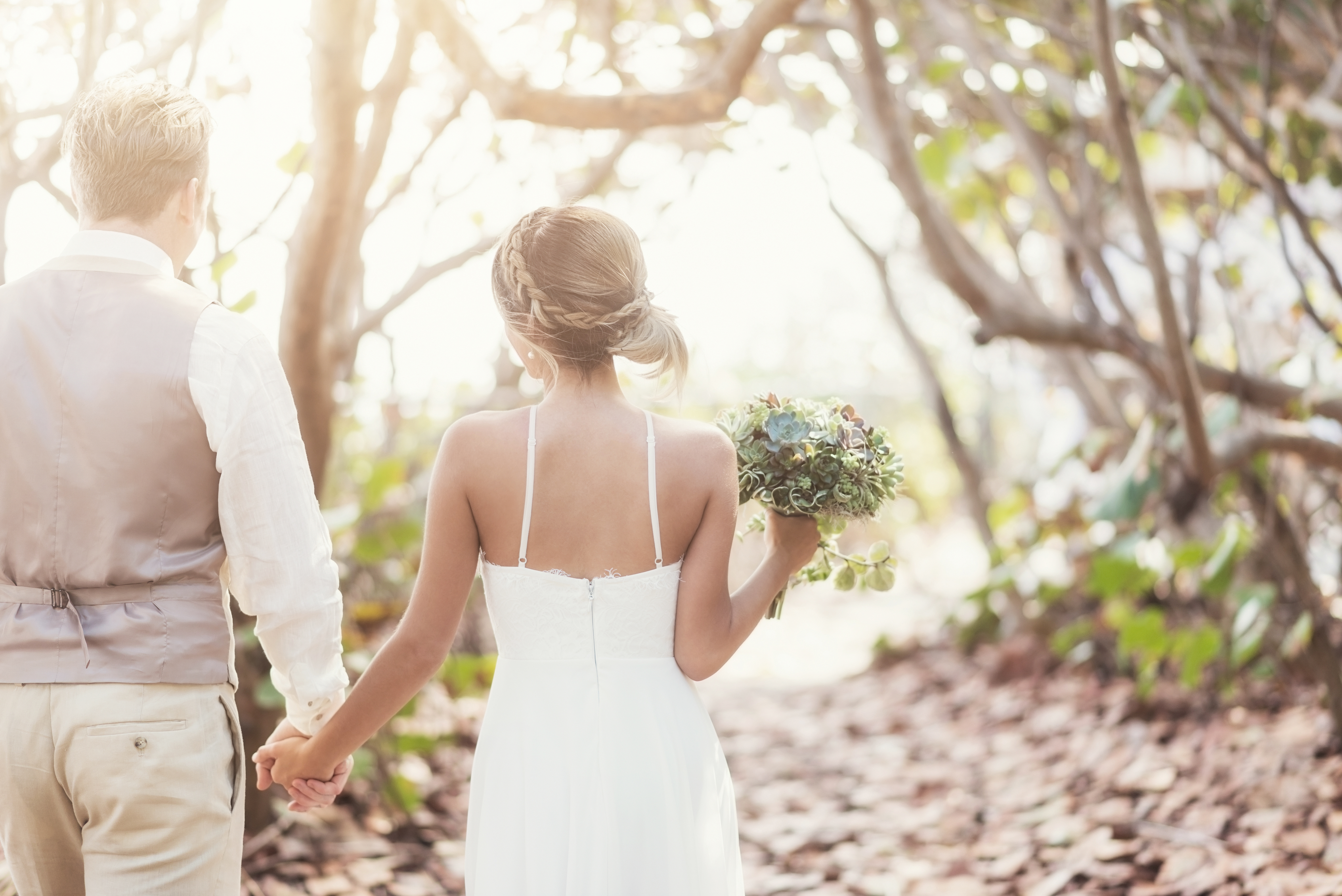 Kết hôn là một sự kiện đáng nhớ trong đời người. Hãy chúc mừng và chia sẻ niềm hạnh phúc cùng với những đôi uyên ương bằng việc xem những bức ảnh đẹp về lễ cưới.