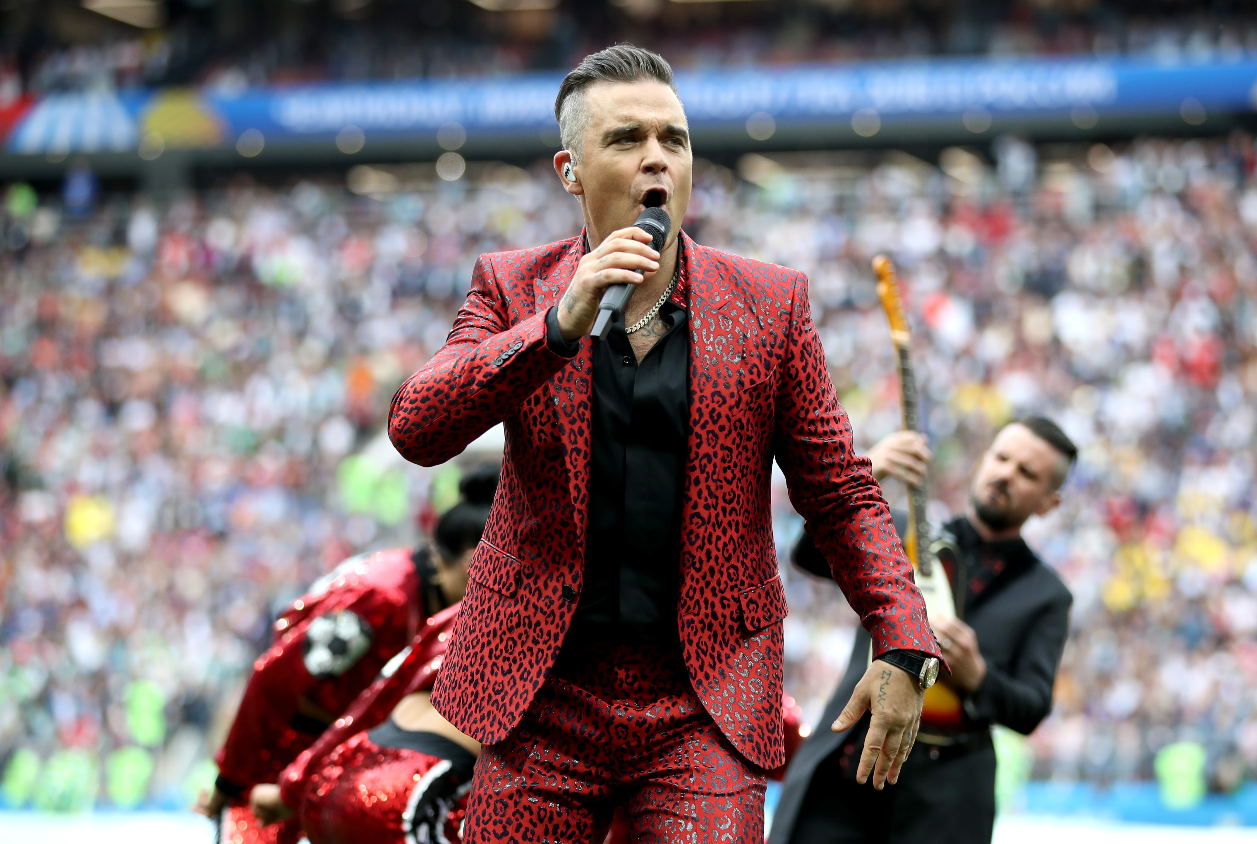tankskib brydning udvikle World Cup Performer Robbie Williams Made Quite a Statement | Time
