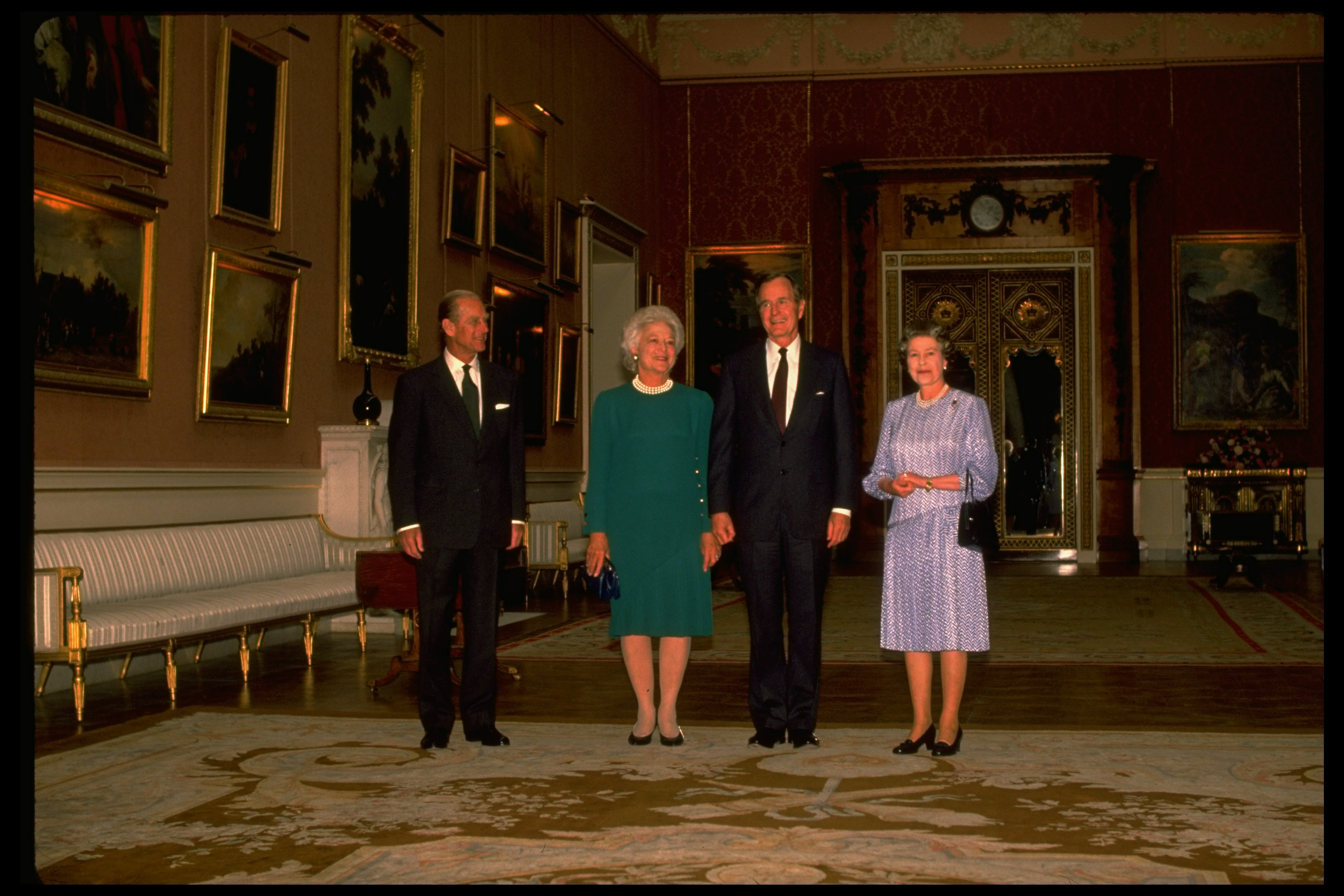 President George H. W. Bush and signature-pearls-sporting Barbara Bush with. Queen Elizabeth II &amp; Prince Philip, at Buckingham Palace, London, England on June 1, 1989 (Diana Walker/Time &amp; Life Pictures/Getty Images)