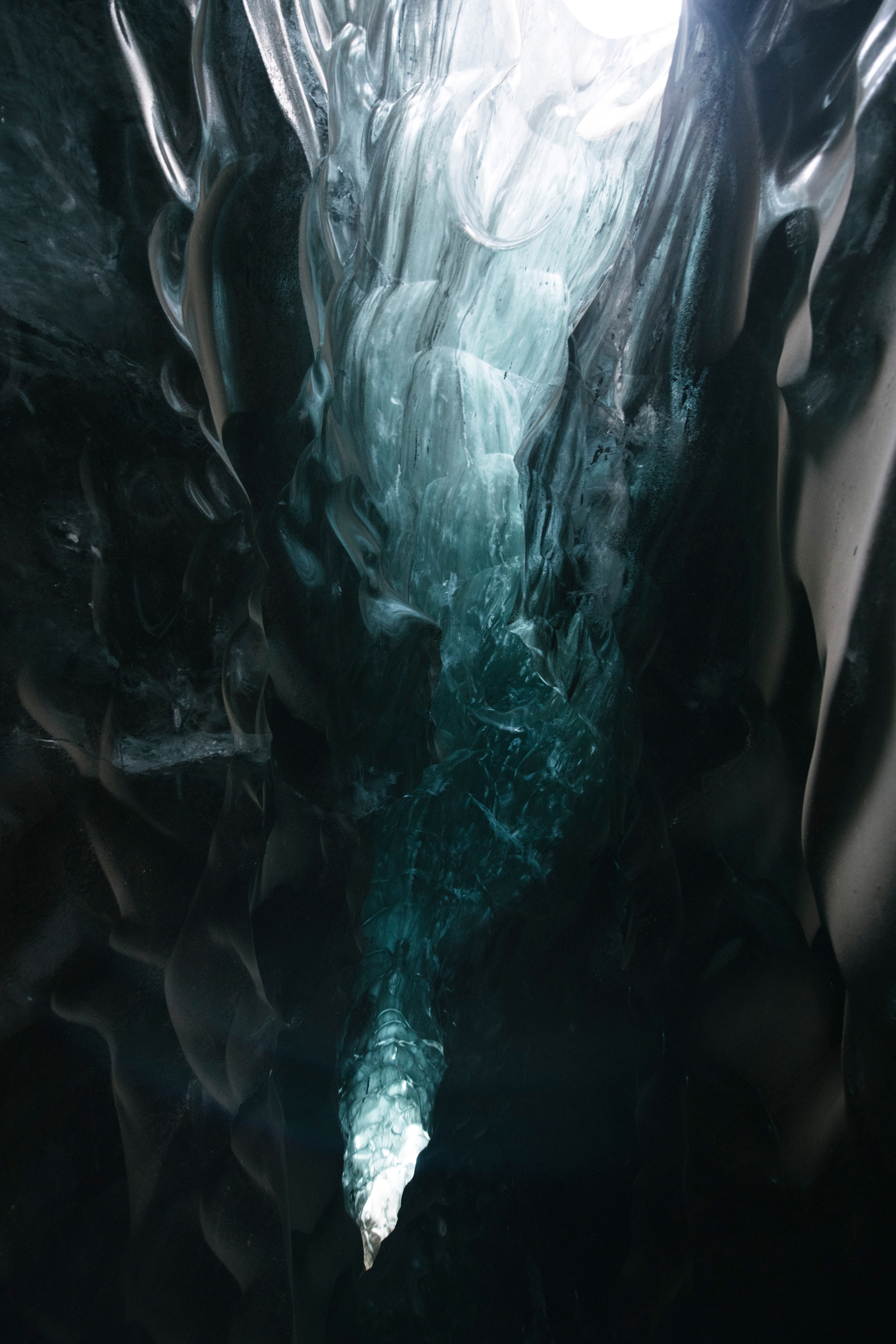 Ice cave skylight underneath Breiðamerkurjökull Glacier (Kiliii Yuyan)