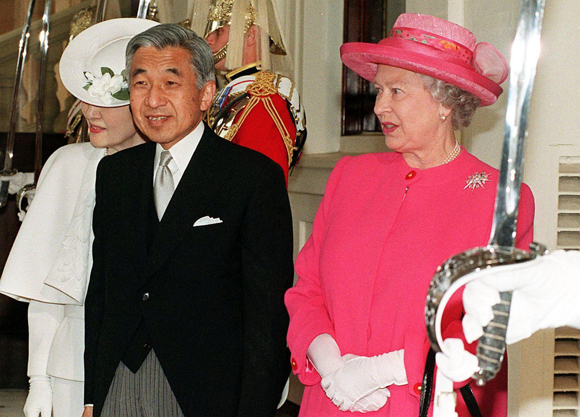 Queen Elizabeth II welcomes the Japanese Emperor Akihito and Empress Michiko to Buckingham Palace on May 26, 1998. (Martyn Hayhow/AFP—Getty Images)