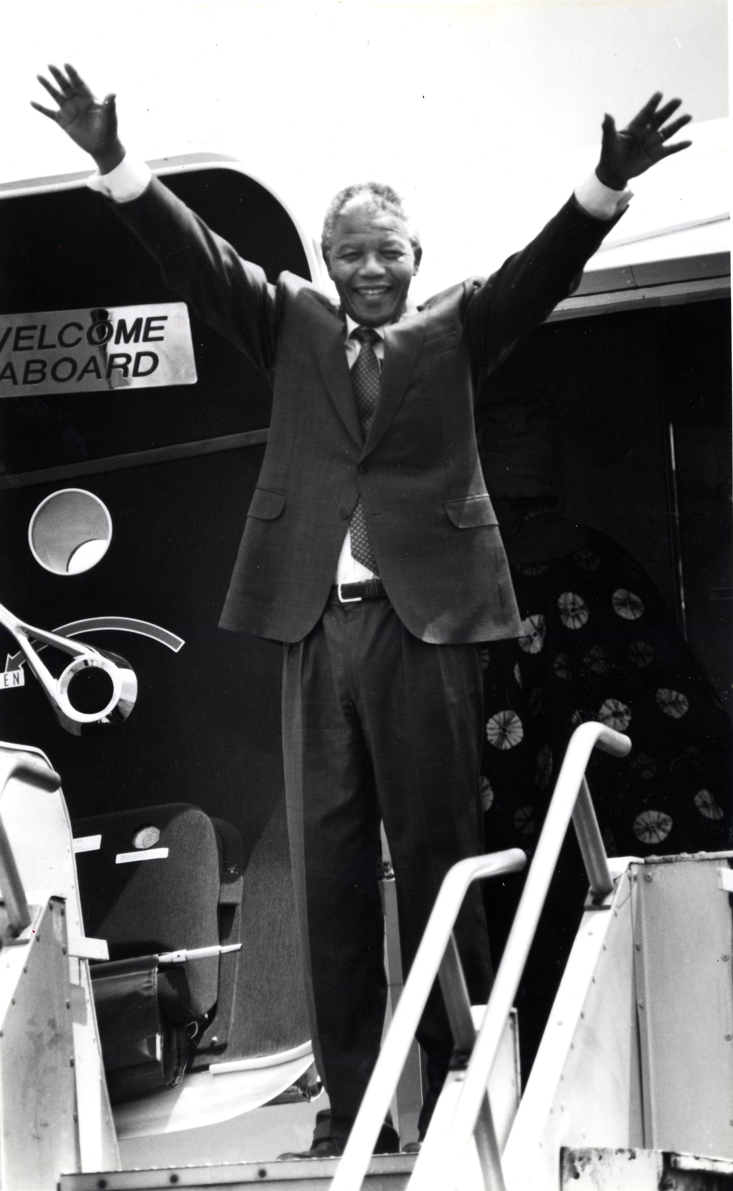 Nelson Mandela waves goodbye to Boston from the airplane doorway on June, 24, 1990. (Jonathan Wiggs/The Boston Globe—Getty Images)