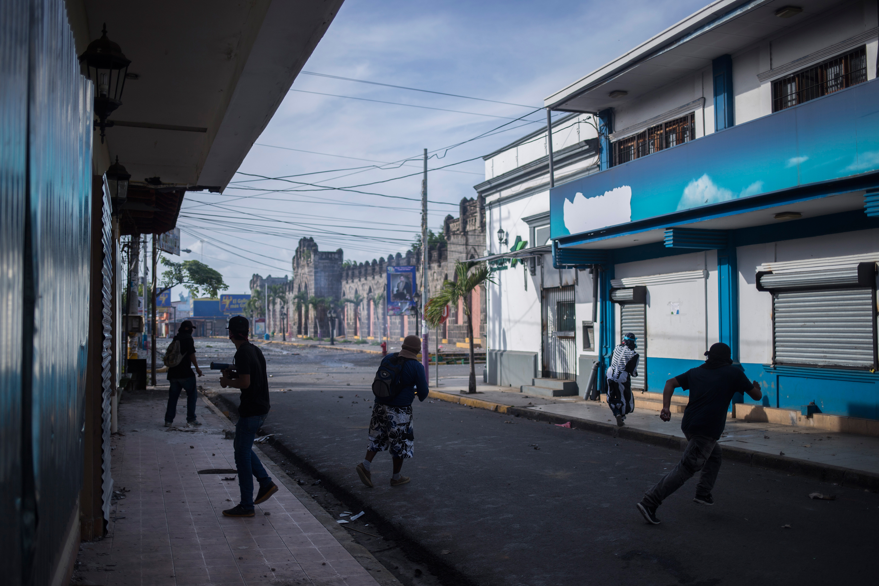 Protesters clash with police during protests in Masaya, southeast of Managua, on June 2. (Víctor Peña—El Faro)