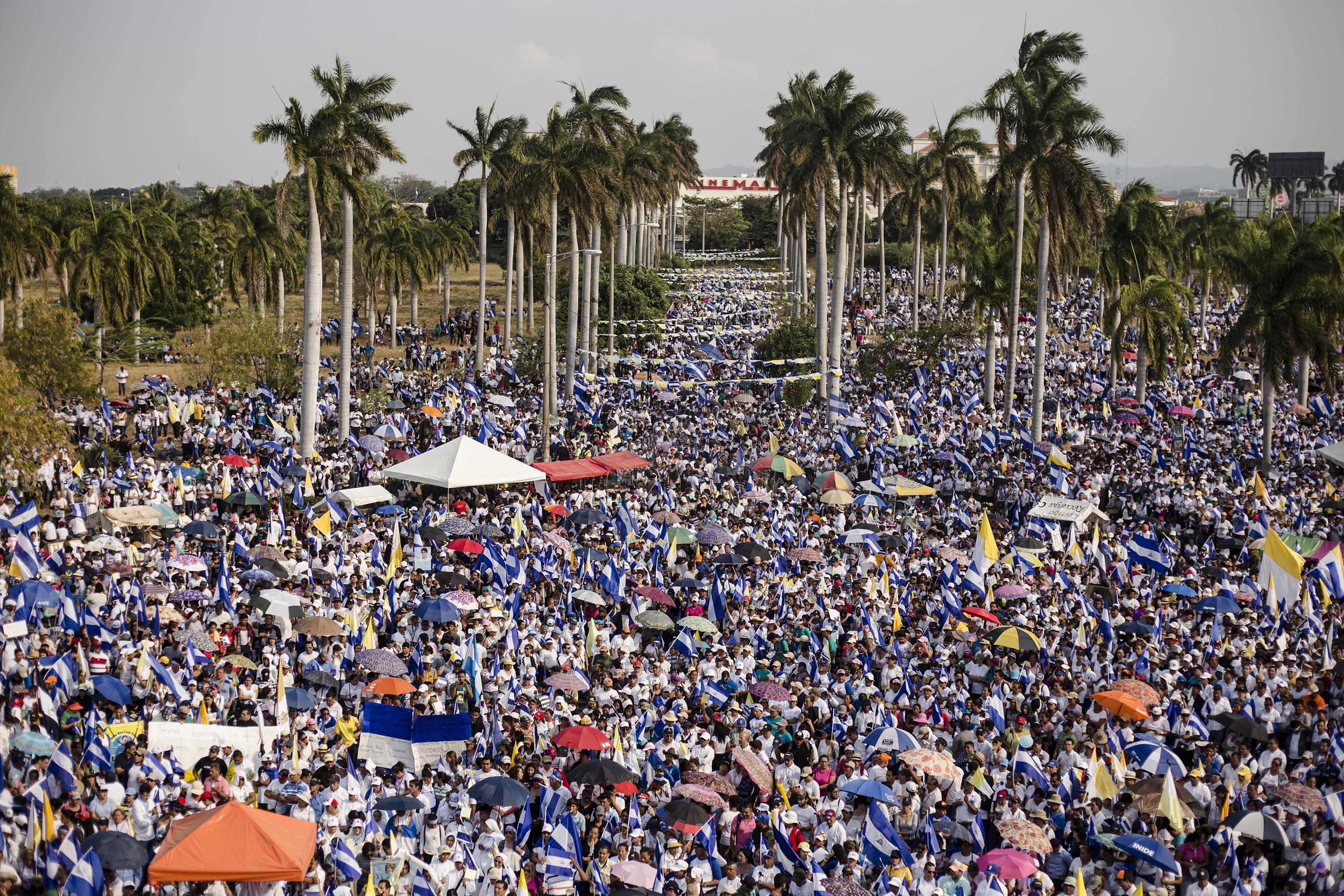 Thousands of people participate in a Catholic Church-organized rally in Managua on April 29. (Fred Ramos—El Faro)