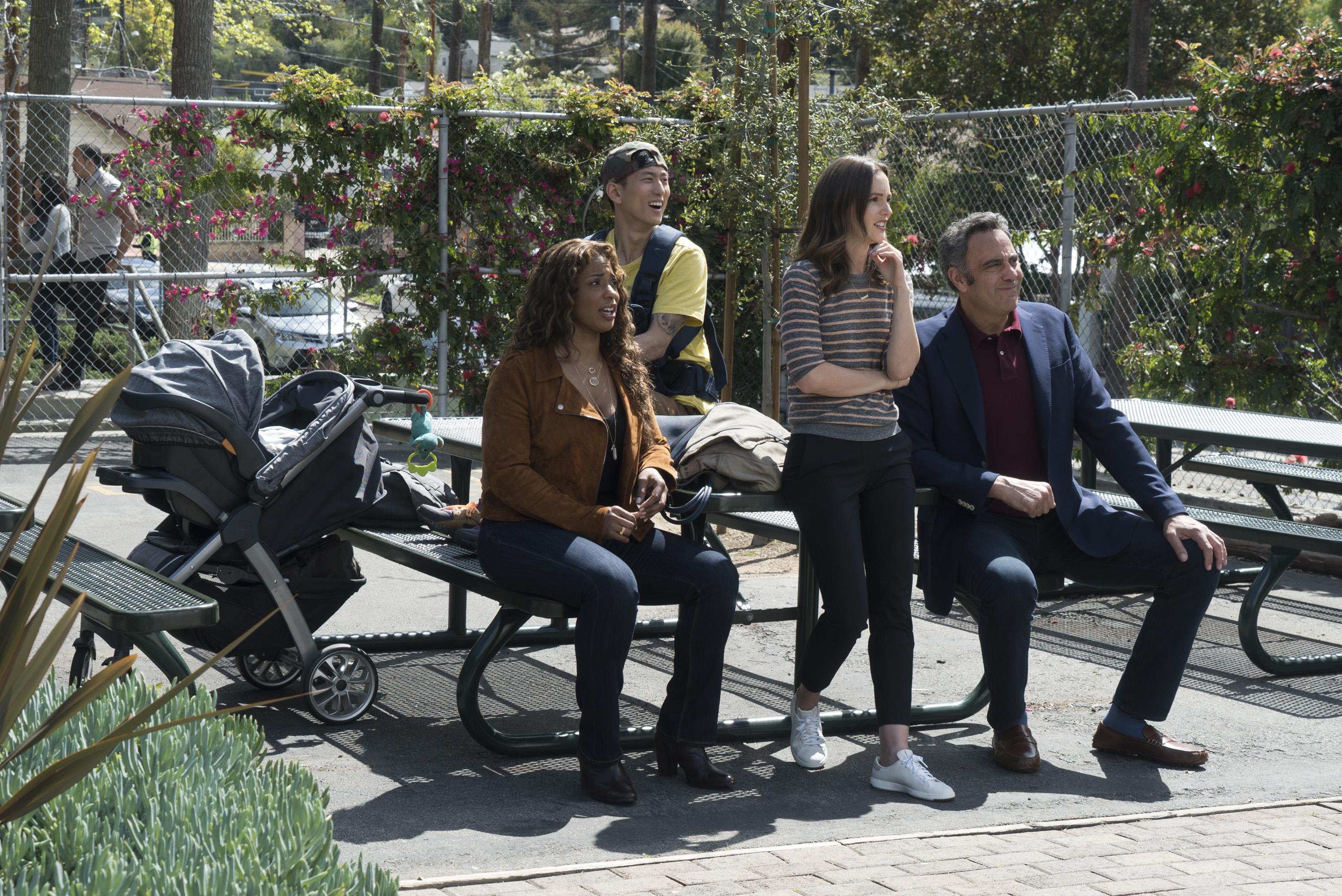 (l-r) Kimrie Lewis, Jake Choi, Leighton Meester and Brad Garrett in Single Parents (Richard Cartwrigh—ABC.)