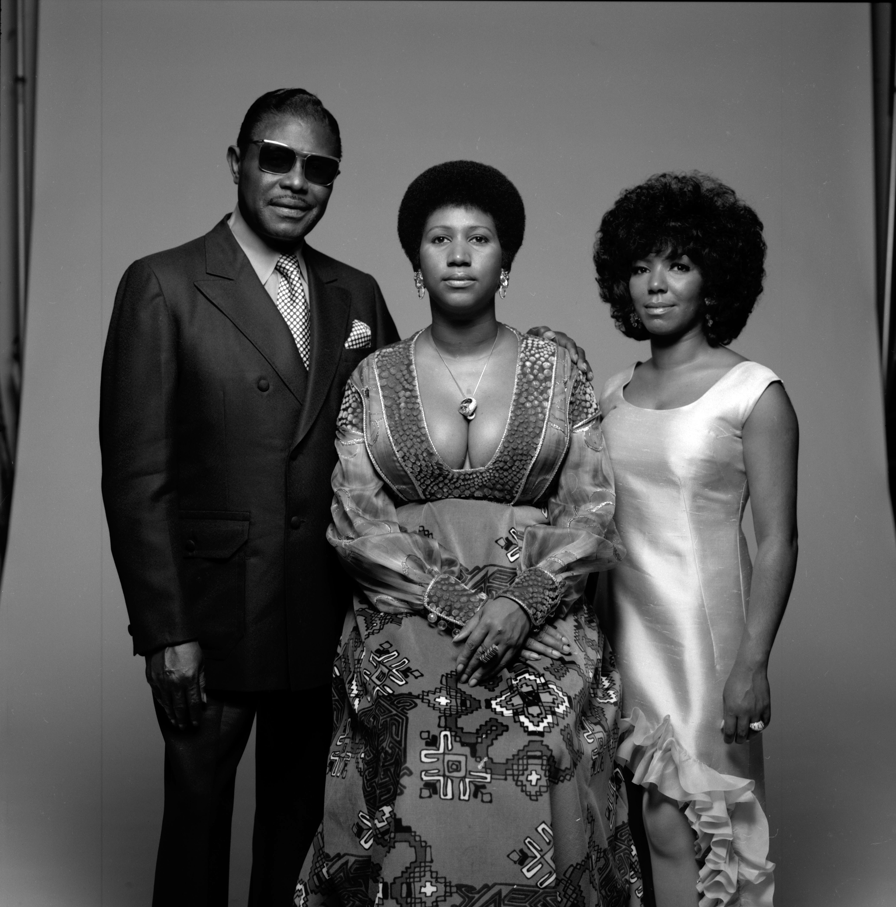 Aretha Franklin, center, her father, Reverend C. L. Franklin, and her sister, fellow singer Carolyn in New York, 1971. (Anthony Barboza—Getty Images)