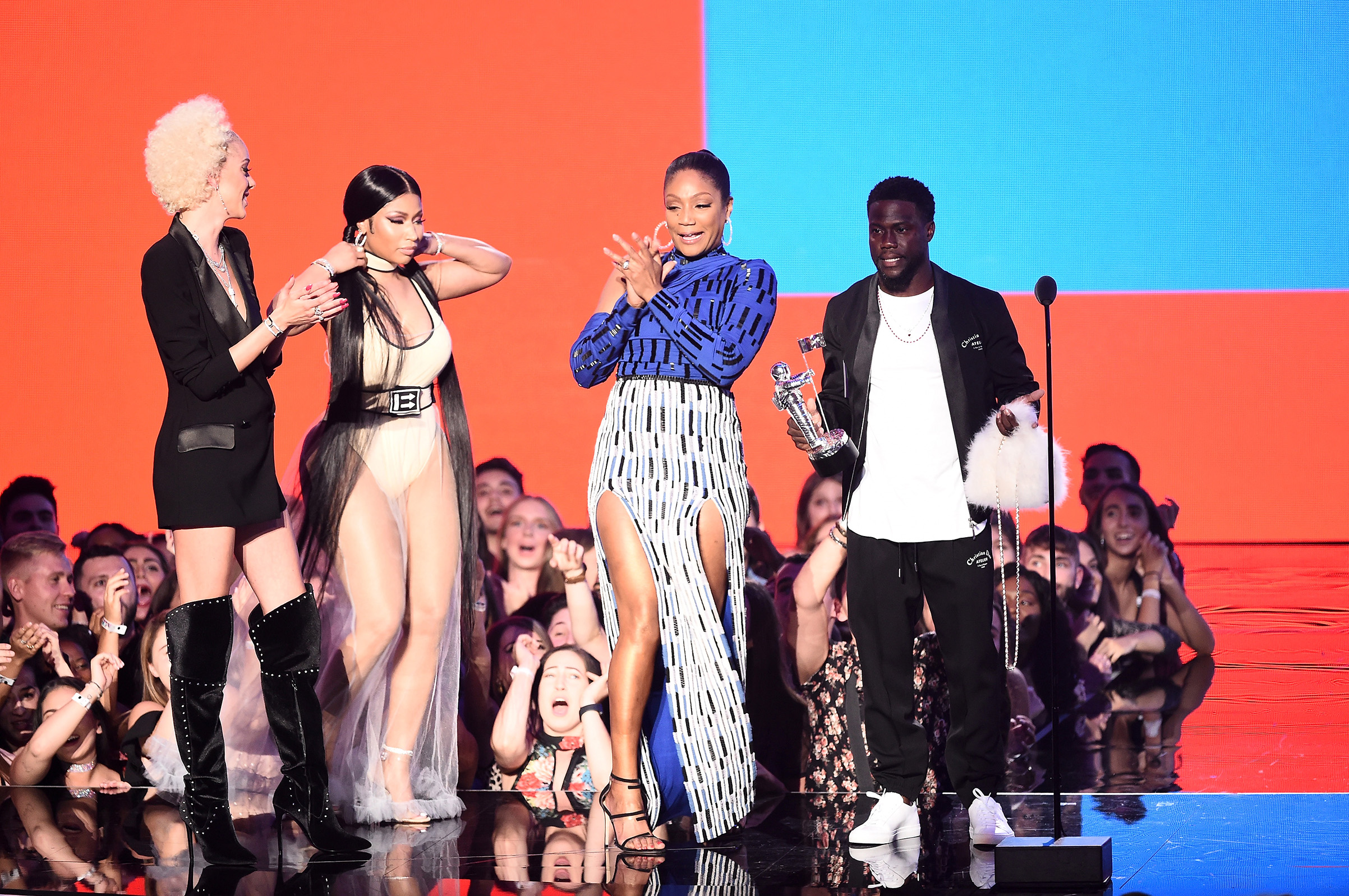 2018 MTV VMAs: Nicki Minaj Made Kevin Hart Hold Her Fuzzy Purse