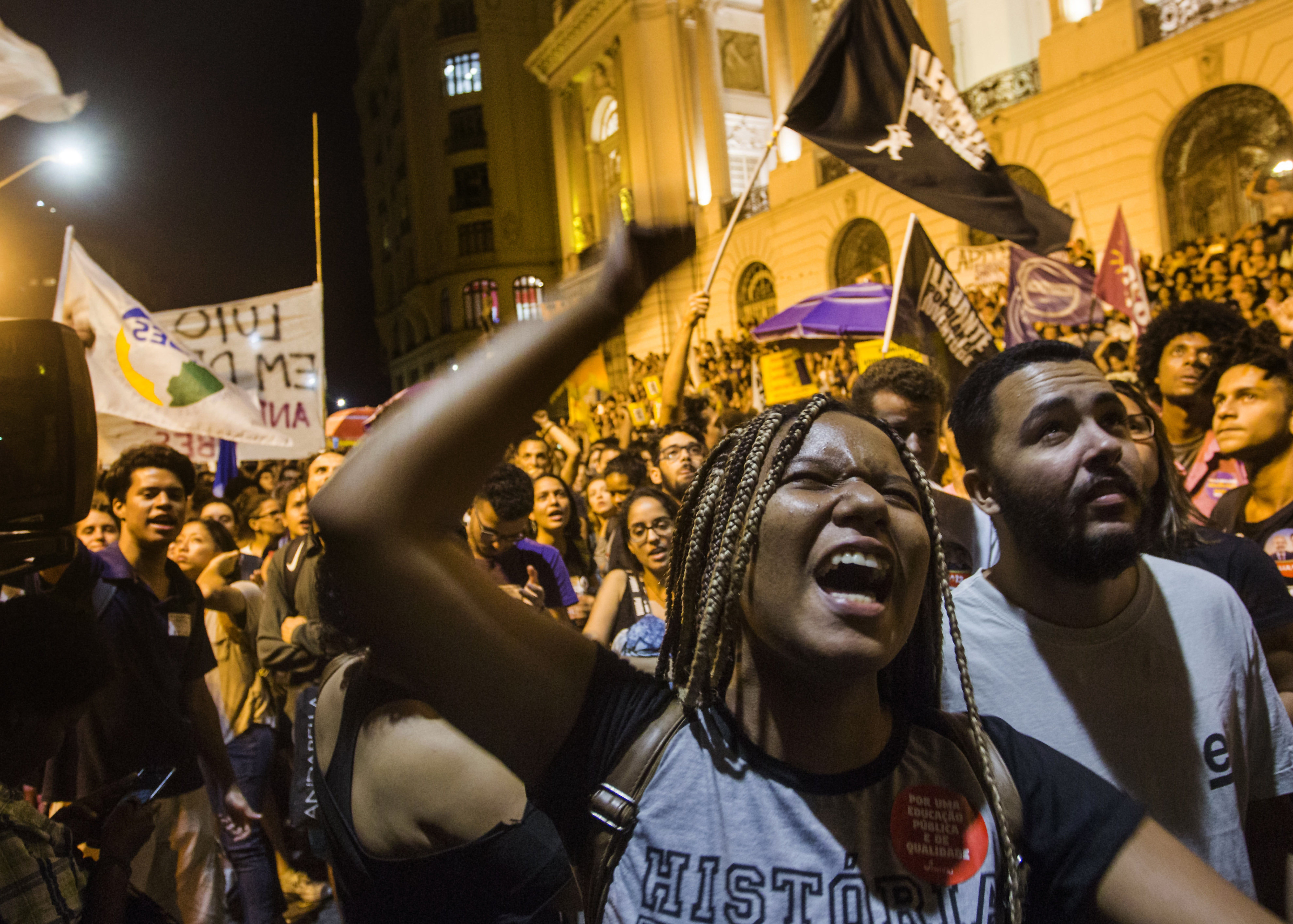 A woman shouts slogans during a protest against the Brazilian government on Sept. 03, 2018, in Rio de Janeiro (Daniel Ramalho—AFP/Getty Images)