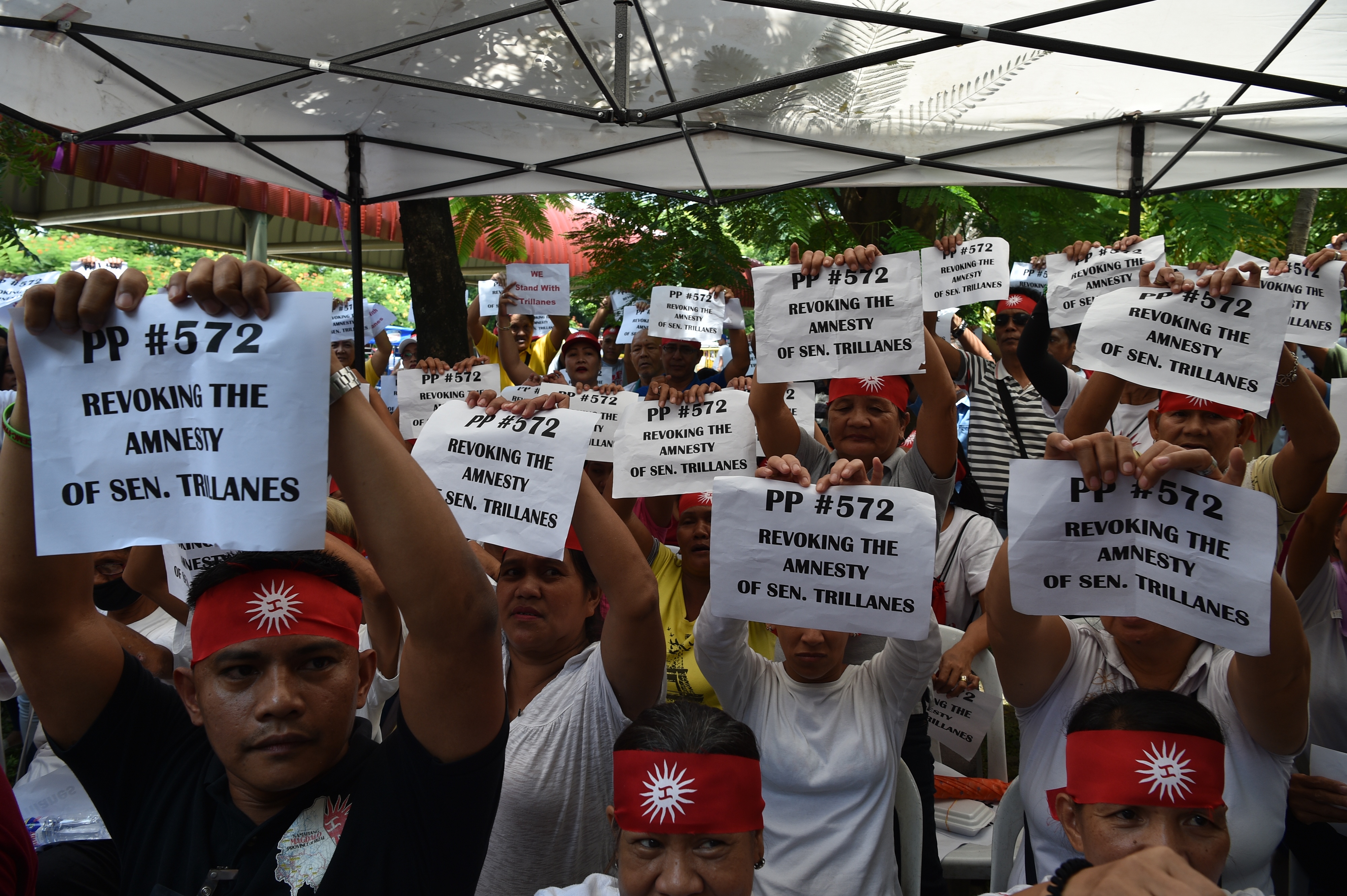 Members of civilian "Magdalo" group, an organization set up by military young officers including Senator Antonio Trillianes, hold a rally in support outside the senate building in Manila on September 10, 2018. (Ted Aljibe—AFP/Getty Images)