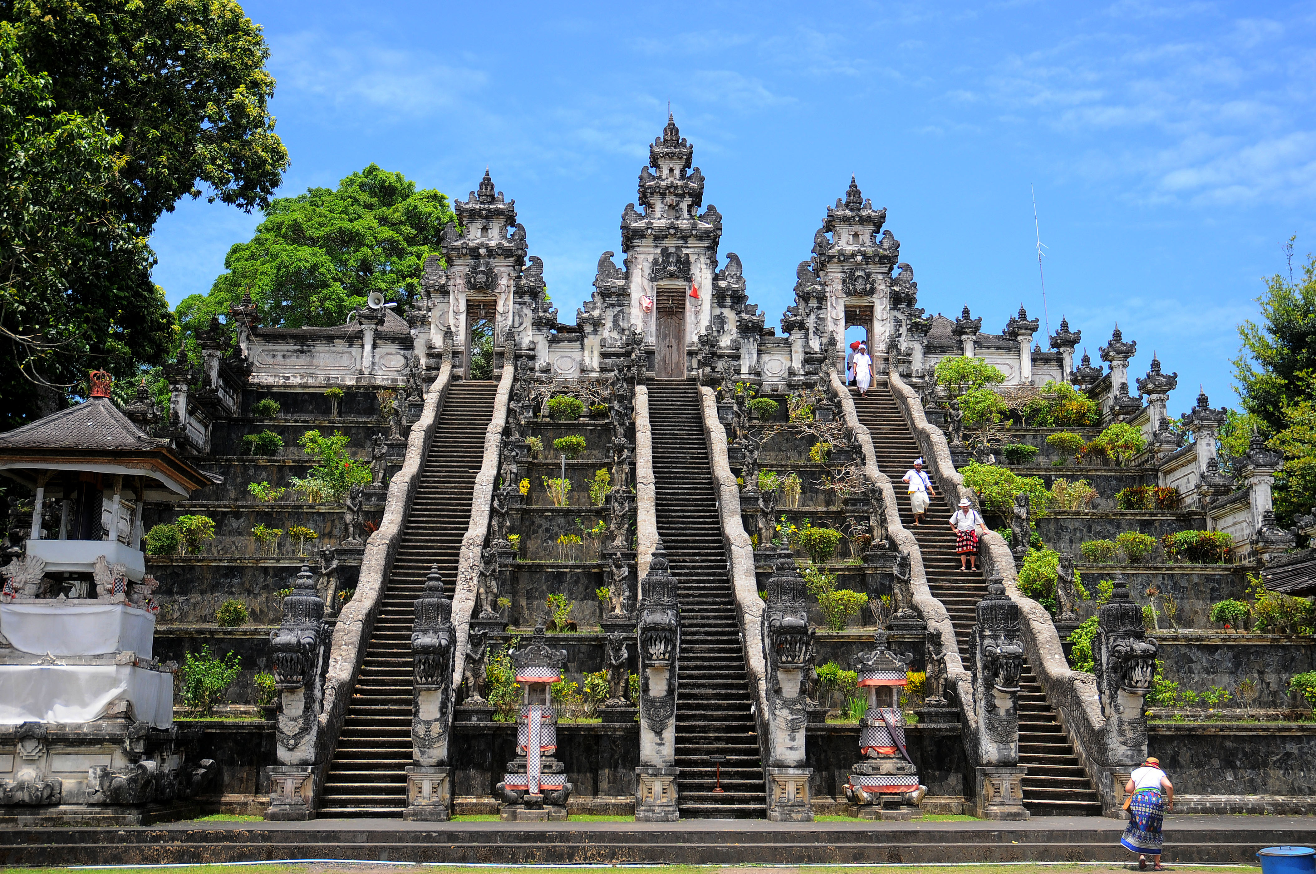 Индонезия. Индуистский храм Пура Лемпуянг. Бали (остров в малайском архипелаге). Площадь Бали. Бпали.
