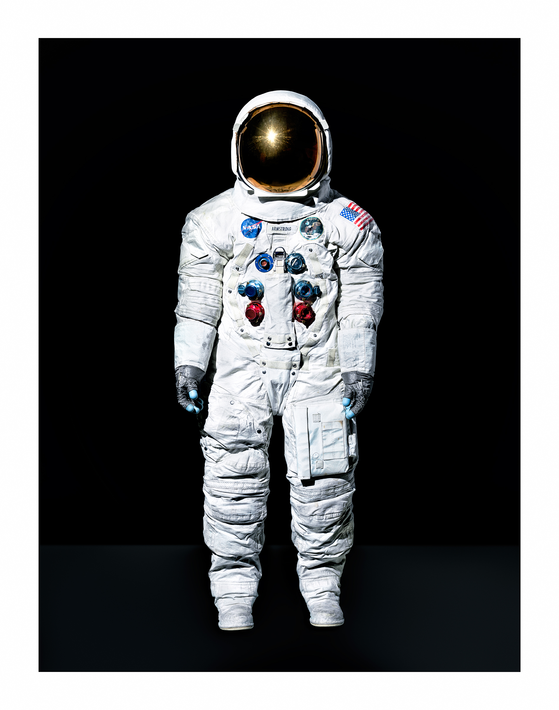 Скафандр космонавта весит. Скафандр Аполлон 11. Скафандр Космонавта. Скафандр Космонавта NASA. Скафандр Орлан.