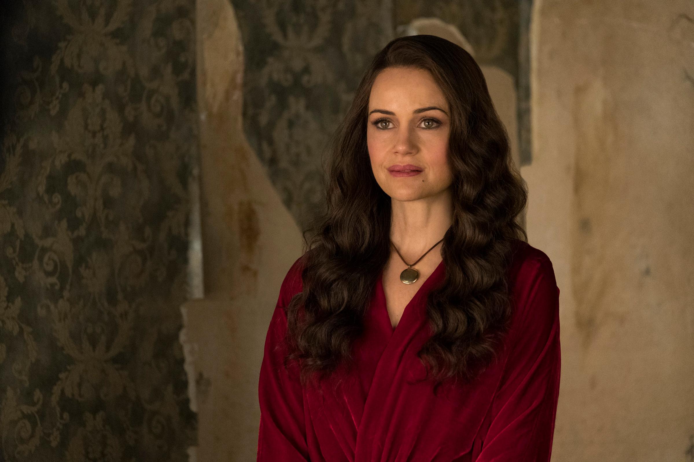 the haunting of hill house: Netflix reimagines Shirley Jackson’s classic novel in an emotional horror story that uses a haunted house as a metaphor for mourning.