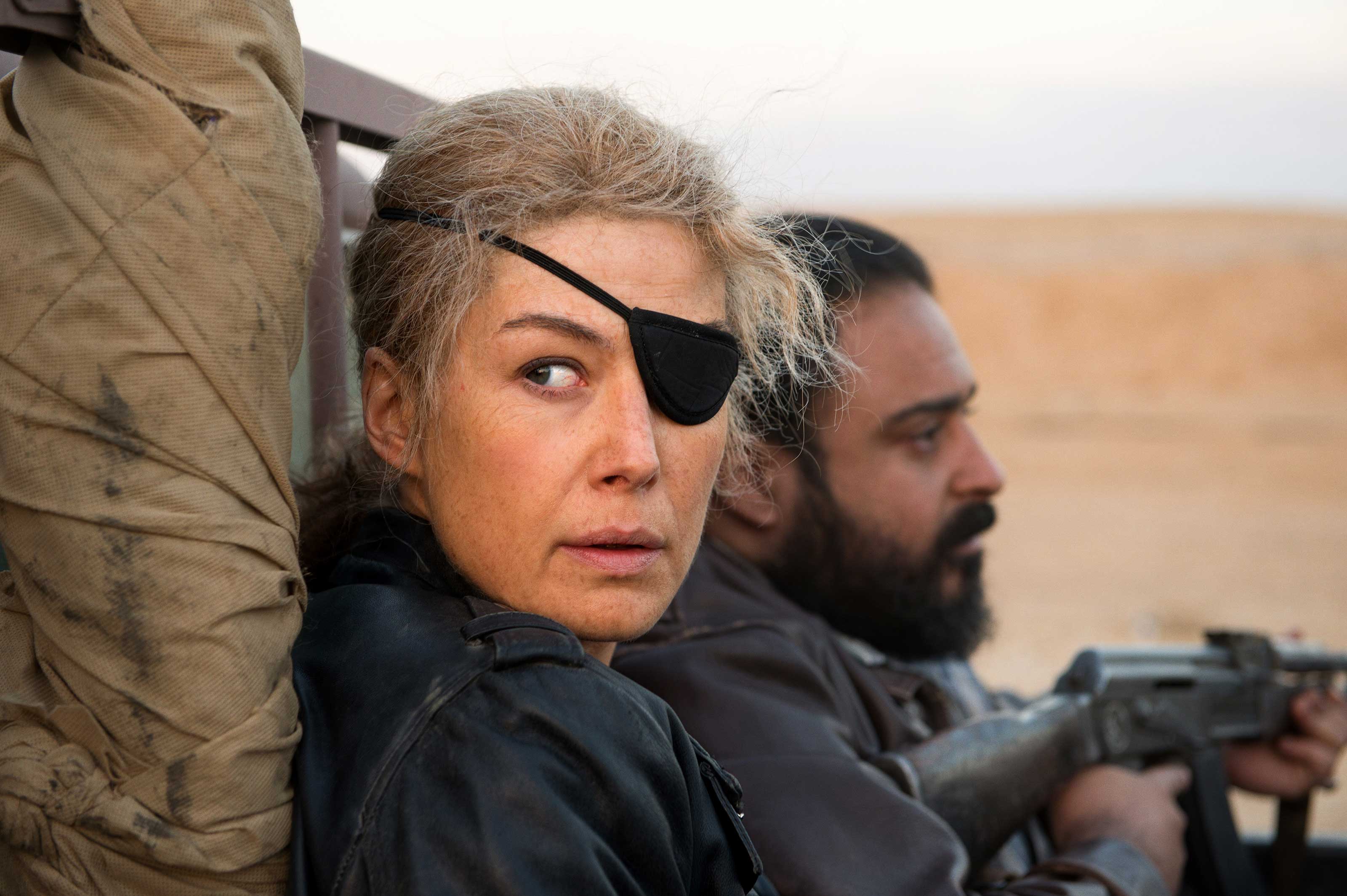 Rosamund Pike as war journalist Marie Colvin in "A Private War". (Aviron Pictures)