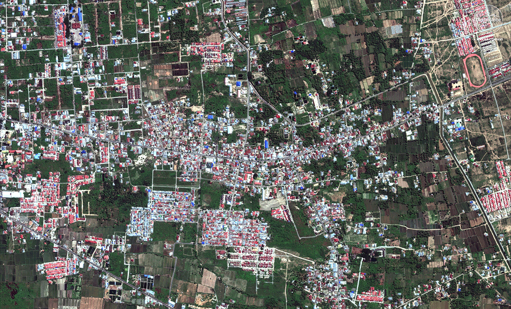 Petobo before and after the earthquake. (Satellite image ©2018 DigitalGlobe, a Maxar company)
