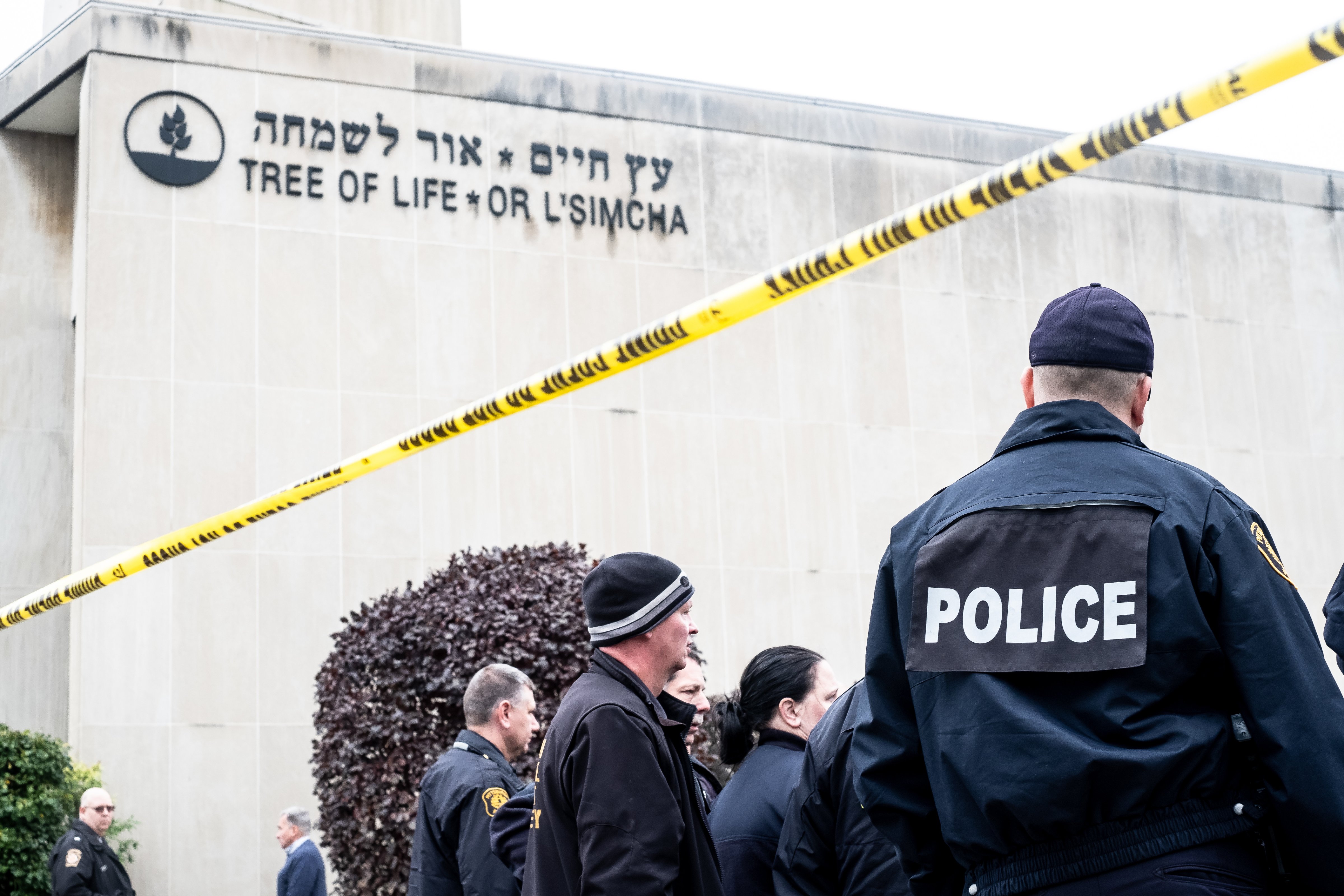 PITTSBURGH, PA, UNITED STATES - 2018/10/27: Police seen in front of synagogue.
                      Aftermath of the mass shooting at the Tree of Life Synagogue in Squirrel Hill, Pittsburgh, PA.  While much tragedy struck the neighborhood, many people from the whole city physically came together and many from around the world showed their support. (Photo by (Aaron Jackendoff—SOPA Images/Getty Images)