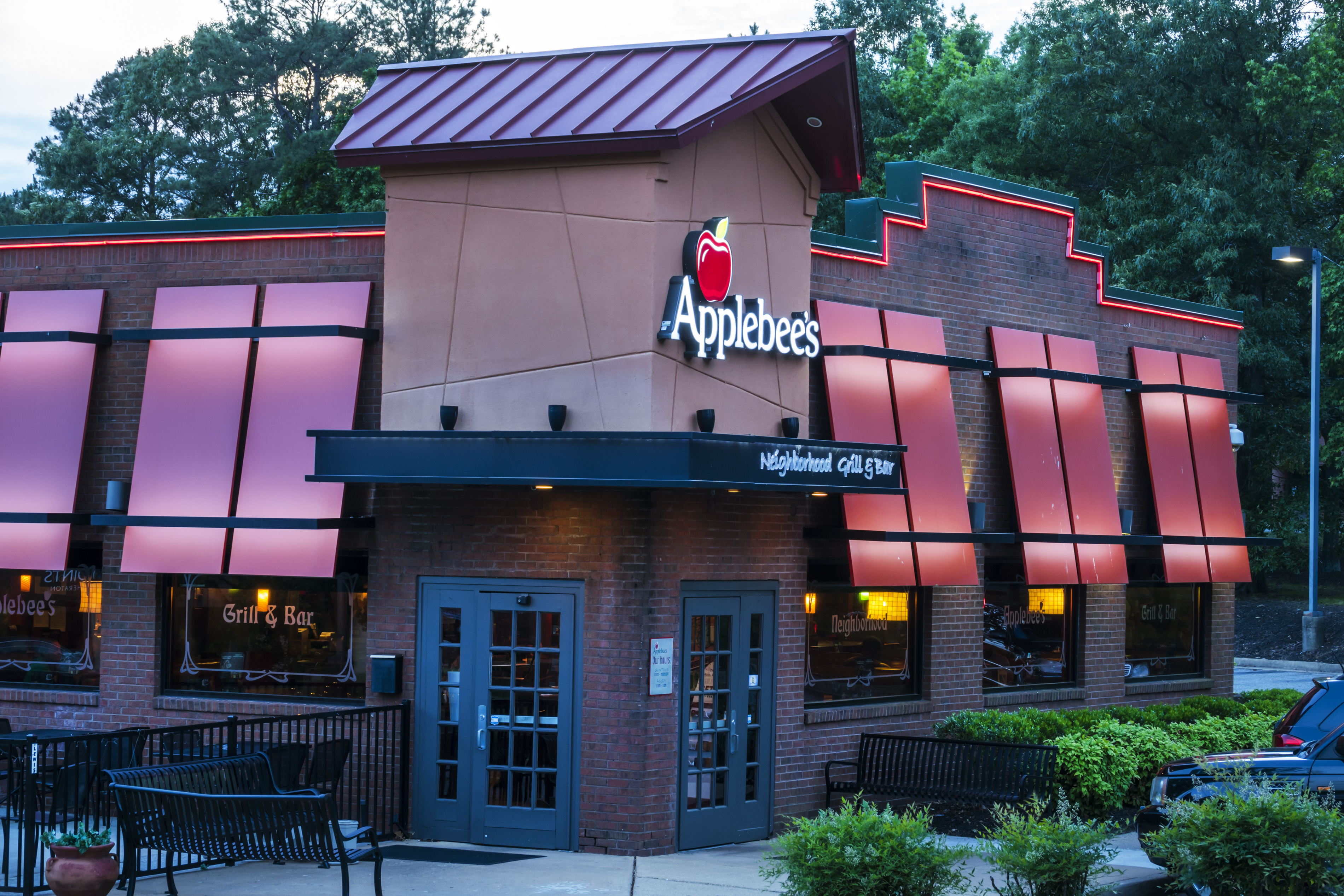 Virginia, Richmond, Midlothian Parkway, Applebee's Neighborhood Grill and Bar, restaurant at dusk