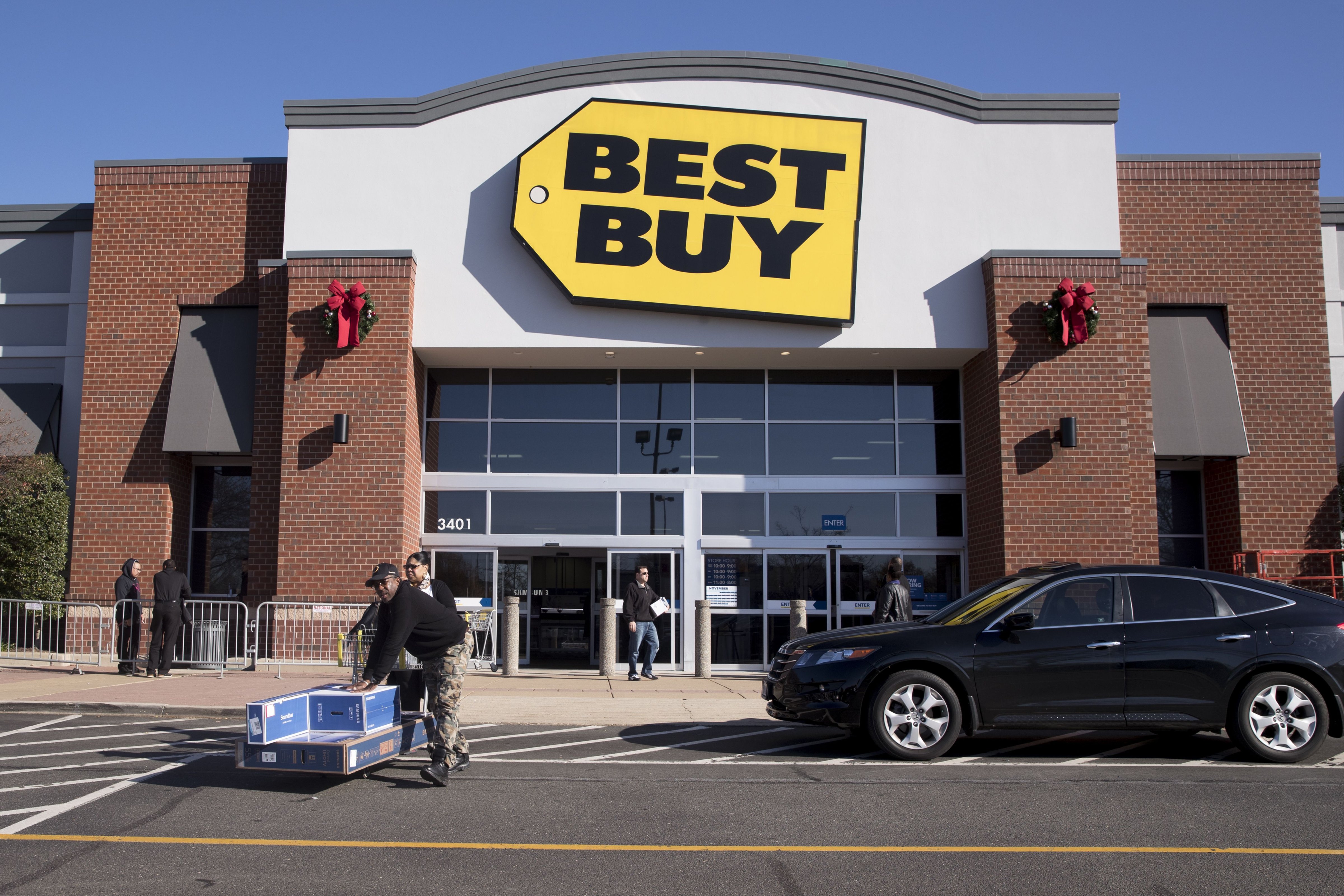 Customers push a cart full of electronics they just purchased at a Best Buy store on Black Friday in Alexandria, Virginia, on Nov. 24, 2017. (MICHAEL REYNOLDS—EPA-EFE/REX/Shutterstock)