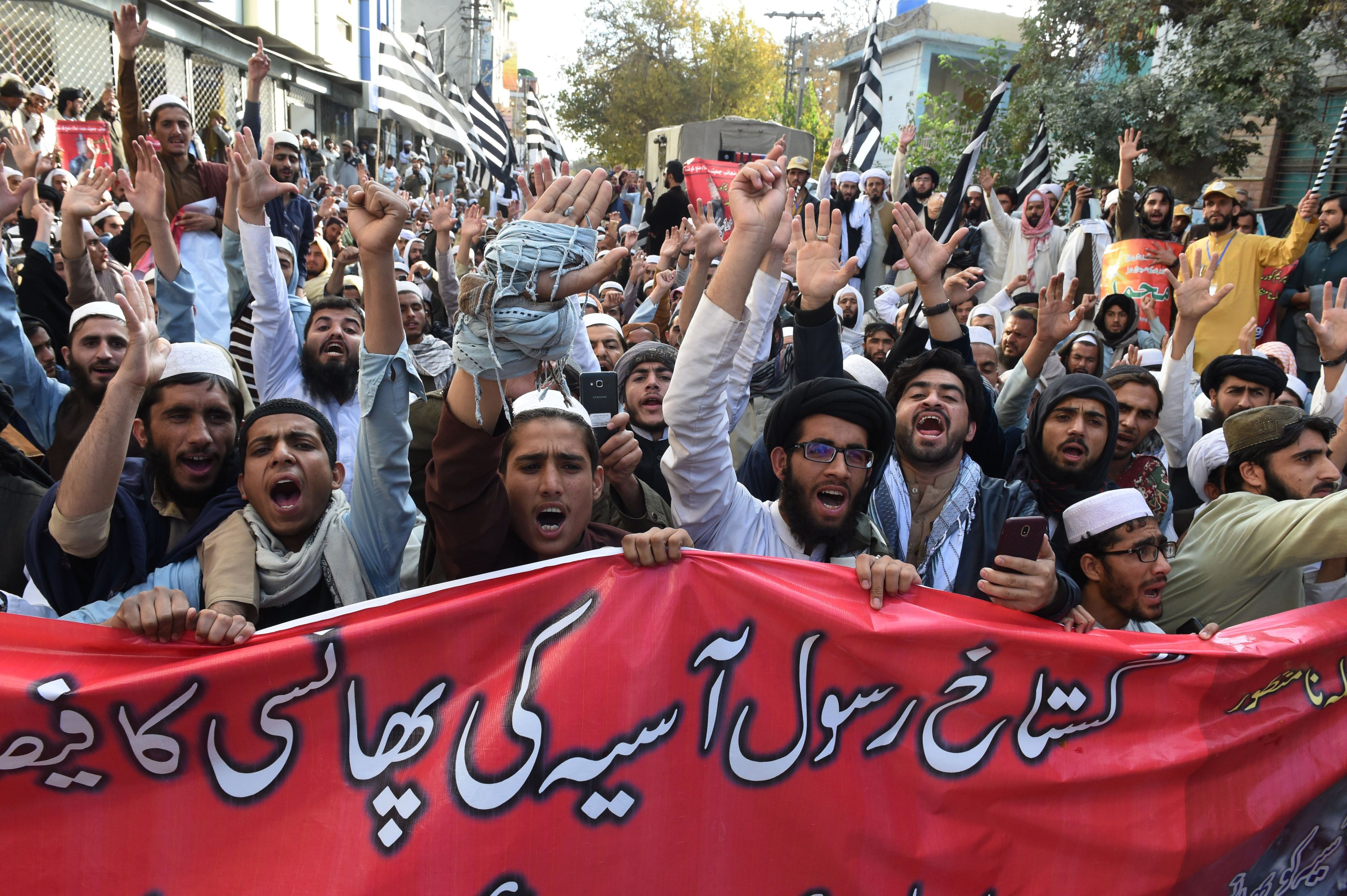 Pakistani supporters of Jamiat Ulema-e-Islam-Fazl, a hardline religious political party, protest following the Supreme Court decision to acquit Christian woman Asia Bibi, in Quetta on Nov. 1, 2018. (Banaras Khan—AFP/Getty Images)