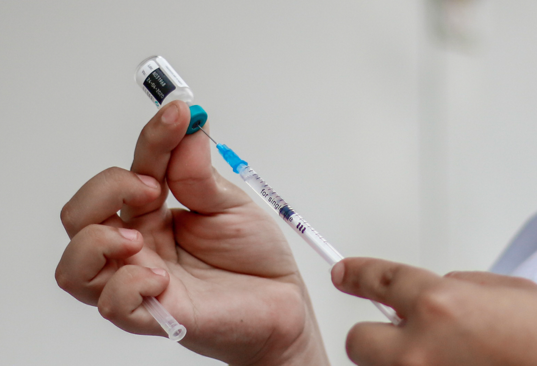 A woman prepares a syringe at a vaccination point against measles in Cucuta, Colombia. (SCHNEYDER MENDOZA&mdash;AFP/Getty Images)
