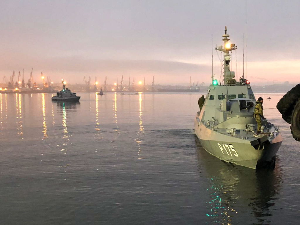 Ukrainian Navy ships tugged to Kerch Seaport