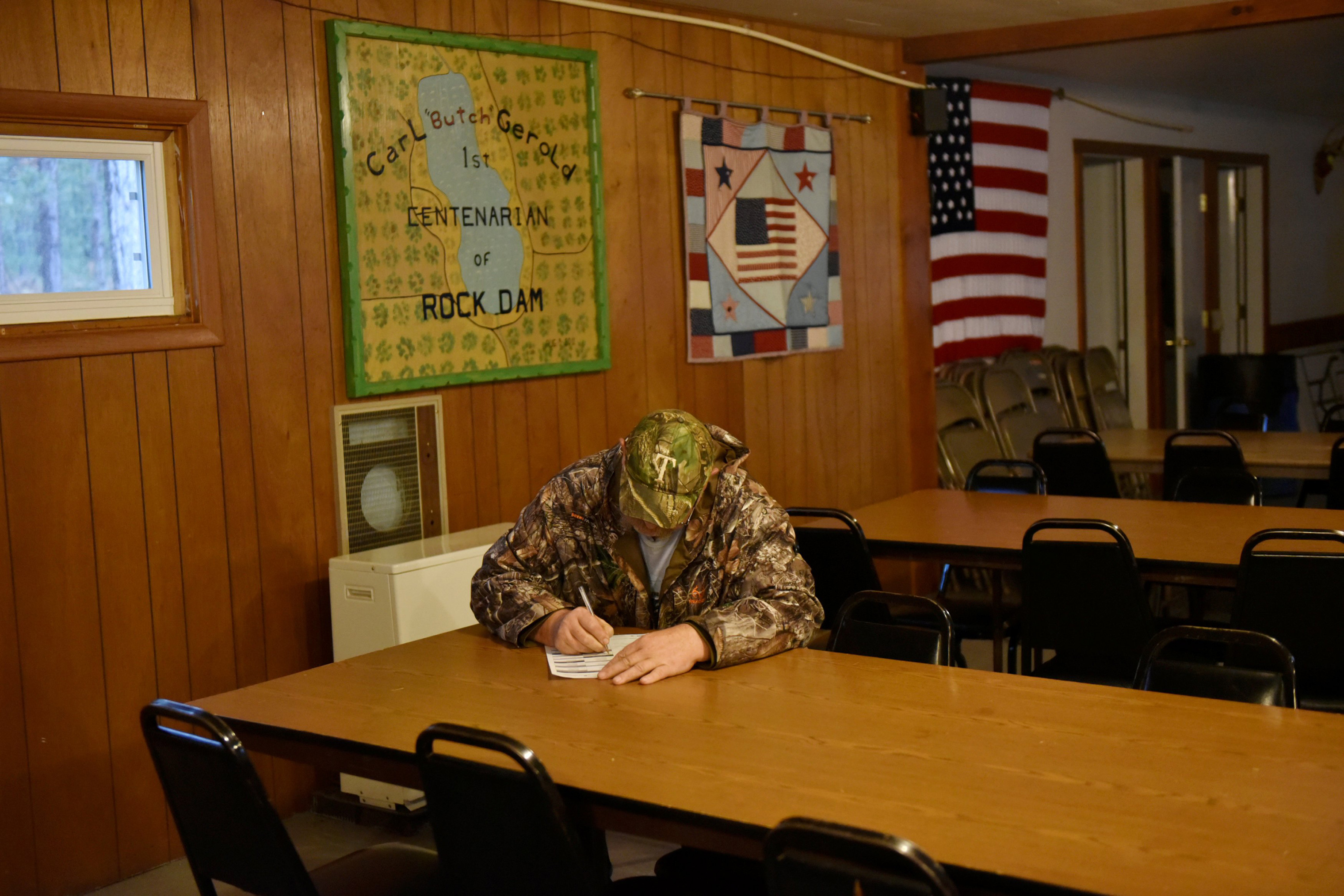 Ivan Ruzic fills out his ballot for the midterm election at the Rock Dam Rod and Gun Club in Foster Township, Wis. (Nick Oxford—Reuters)