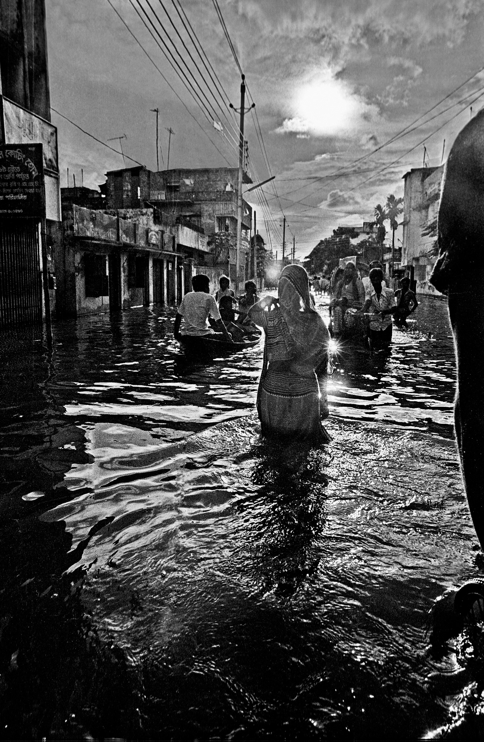 Woman wading in flood waters, Kamalapur, Dhaka, Bangladesh. 1988. (Shahidul Alam—Drik)