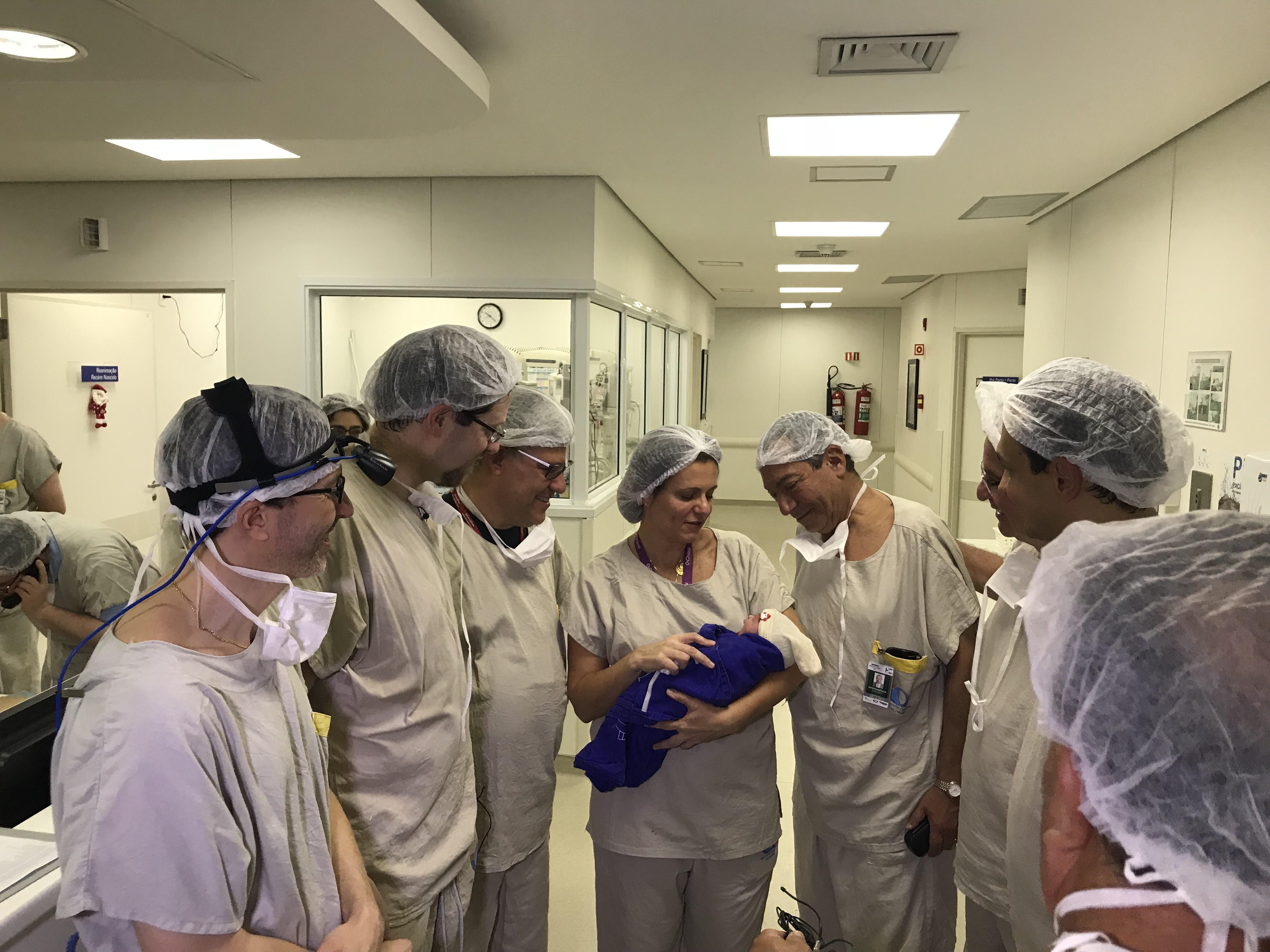 The medical team after the baby's birth. (Divulgação Hospital das Clínicas da FMUSP)