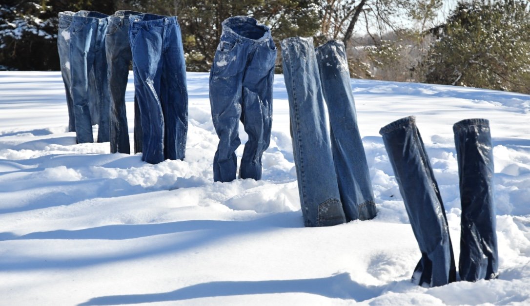 В сильный мороз ноги. Замерзшие вещи. Замерзшие штаны. Джинсы на морозе. Замерзшие джинсы.