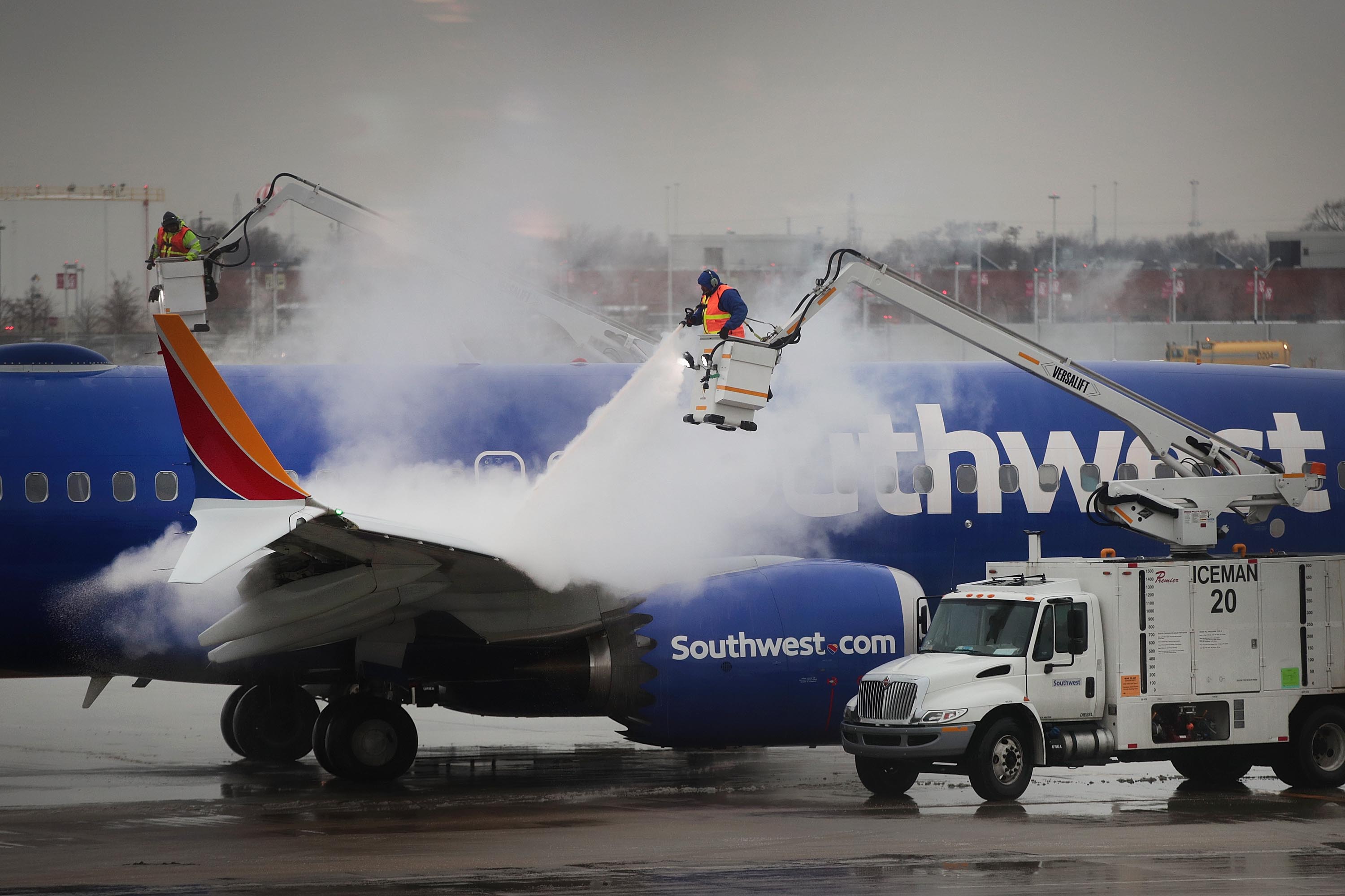 Workers deice a Southwest Airline's aircraft at Midway Airport on January 22, 2019 in Chicago, Illinois. (Scott Olson—Getty Images)