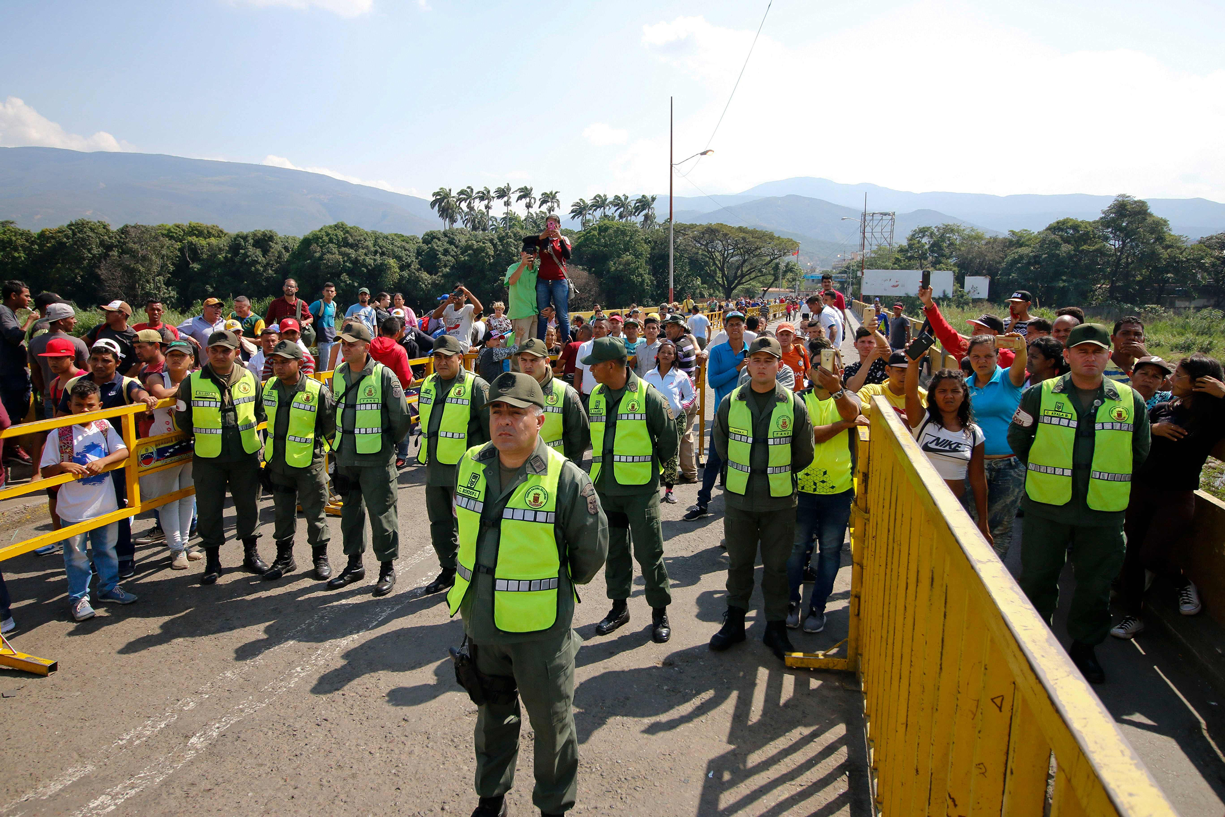 Venezuelan police block the Simon Bolivar International Bridge as Venezuelans coming from the Colombian border city of Cúcuta take part in a protest against Nicolas Maduro on January 23, 2019. (Schneyder Mendoza—AFP/Getty Images)