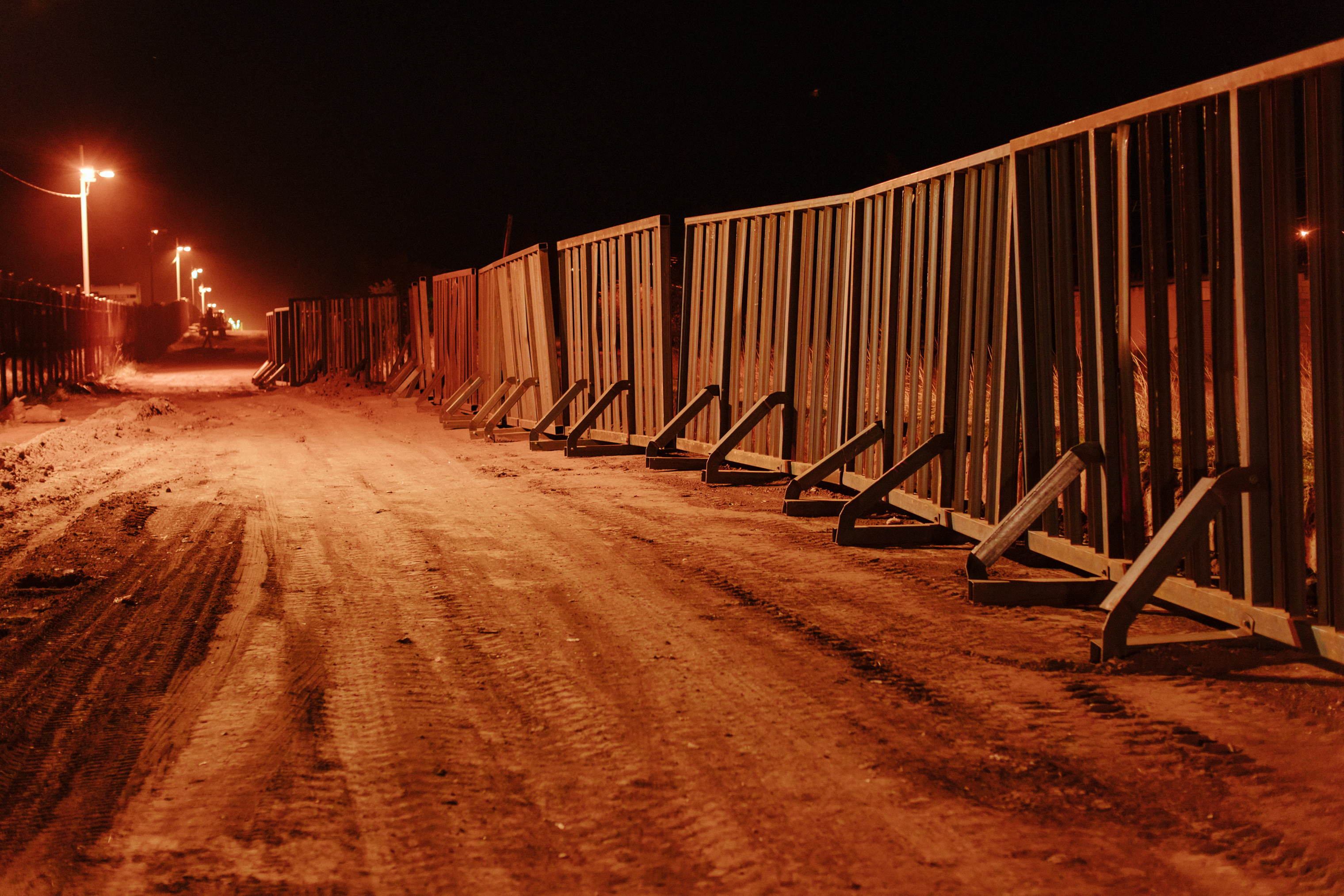 Temporary fence structure during construction of new fence in Naco, Ariz. (Elliot Ross)