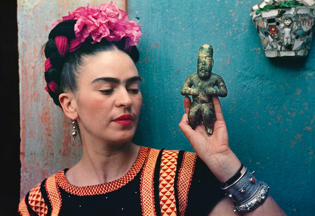 Frida with Olmec figurine, by Nickolas Muray, 1939, Coyoacán, Mexico (Nickolas Muray Photo Archives)