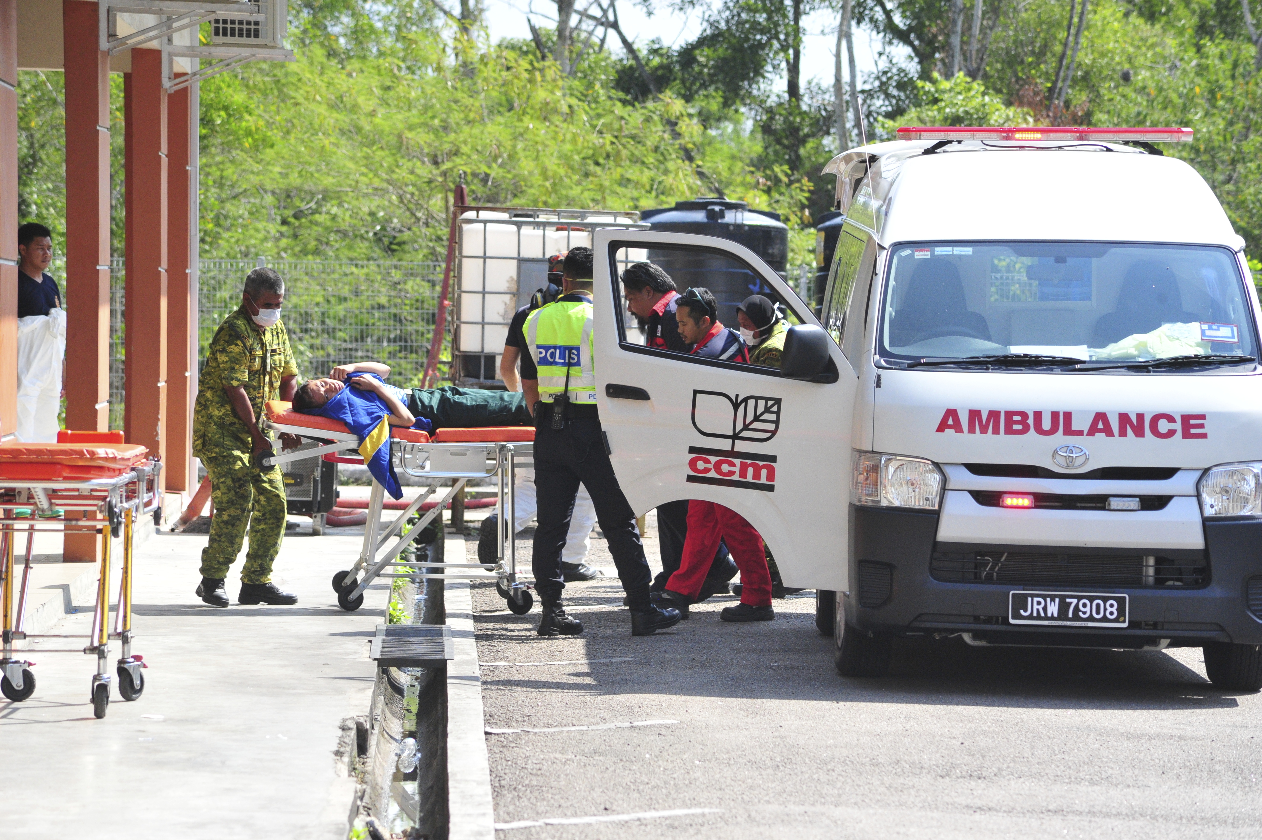 Emergency personnel unload a student from an ambulance after toxic chemical spill in Pasir Gudang, Johor state on Mar. 13, 2019. (Thomas Yong&mdash;AP)