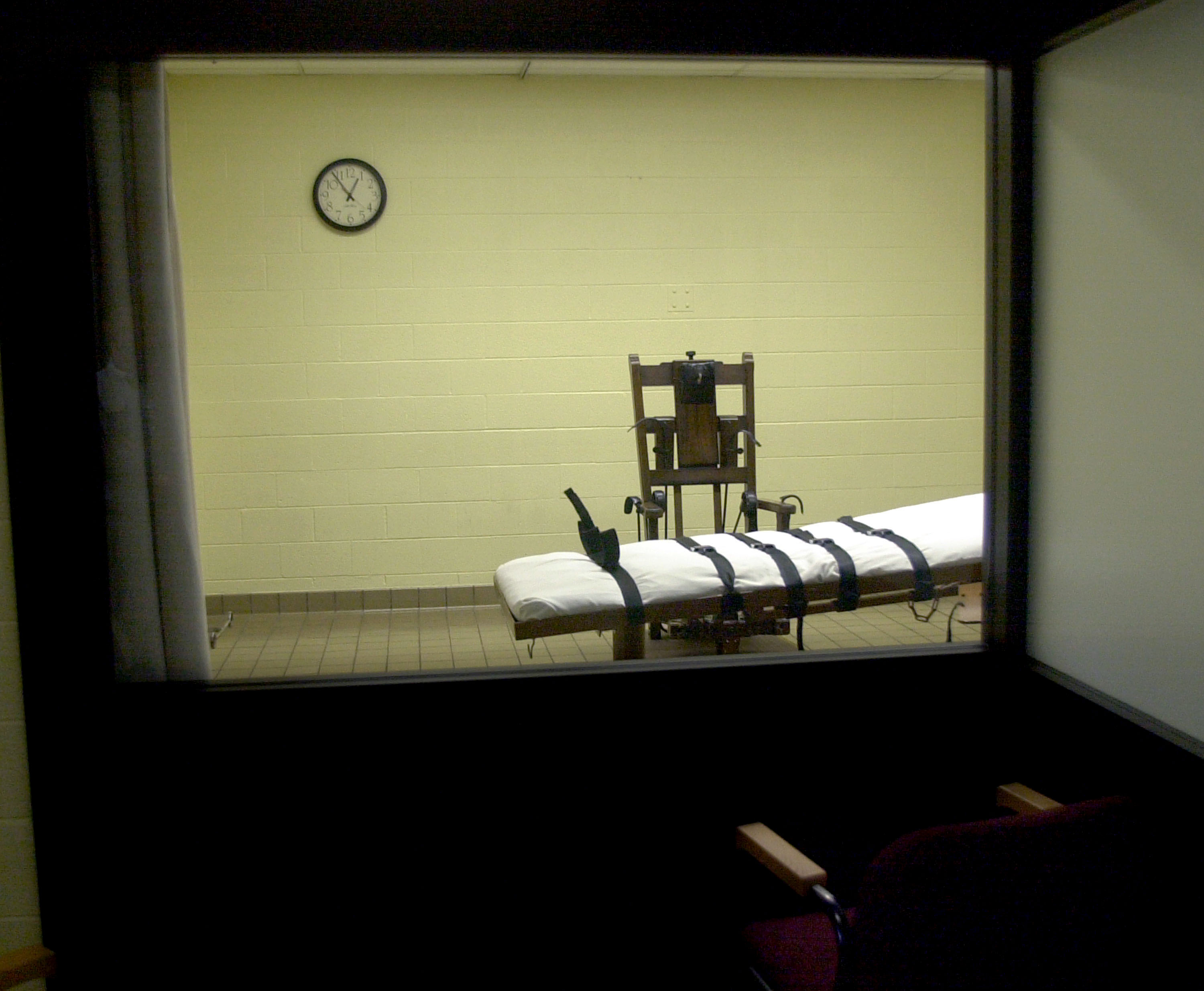 A view of the death chamber from the witness room at the Southern Ohio Correctional Facility shows an electric chair and gurney August 29, 2001 in Lucasville, Ohio. (Mike Simons&mdash;Getty Images)