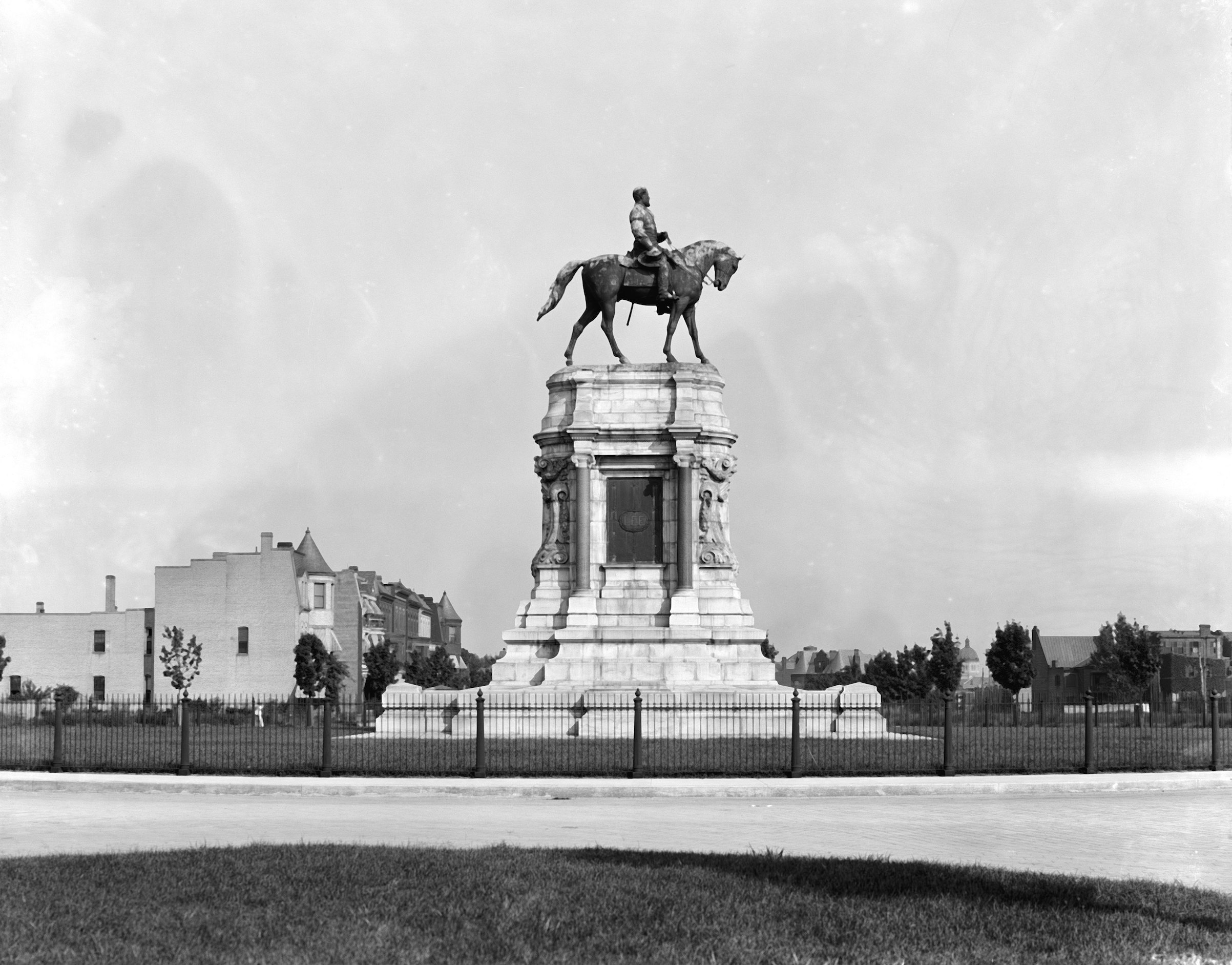 Equestrian statue of Robert E. Lee in Richmond in 1905. (Donaldson Collection/Getty Images)